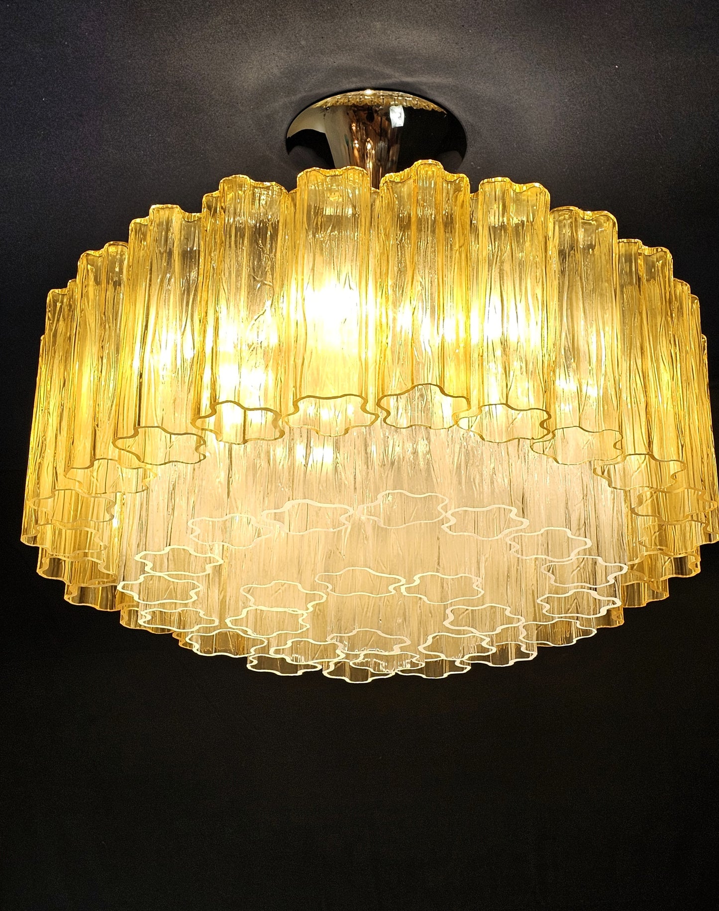 Lampadario rotondo di Murano, con vetri tronchi fatti a mano, colore ambra e cristallo. Made in Murano, Italia