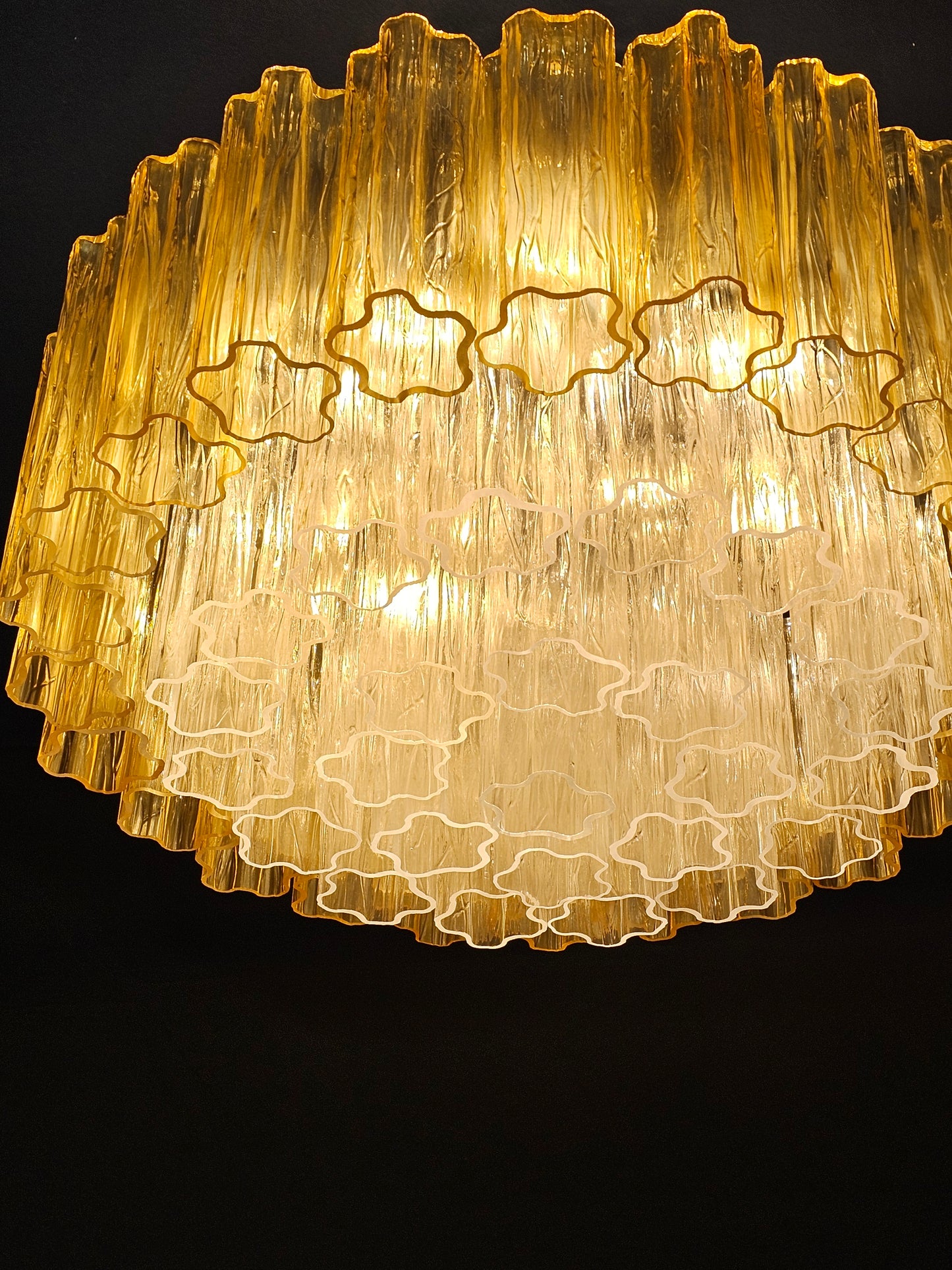 Lampadario rotondo di Murano, con vetri tronchi fatti a mano, colore ambra e cristallo. Made in Murano, Italia