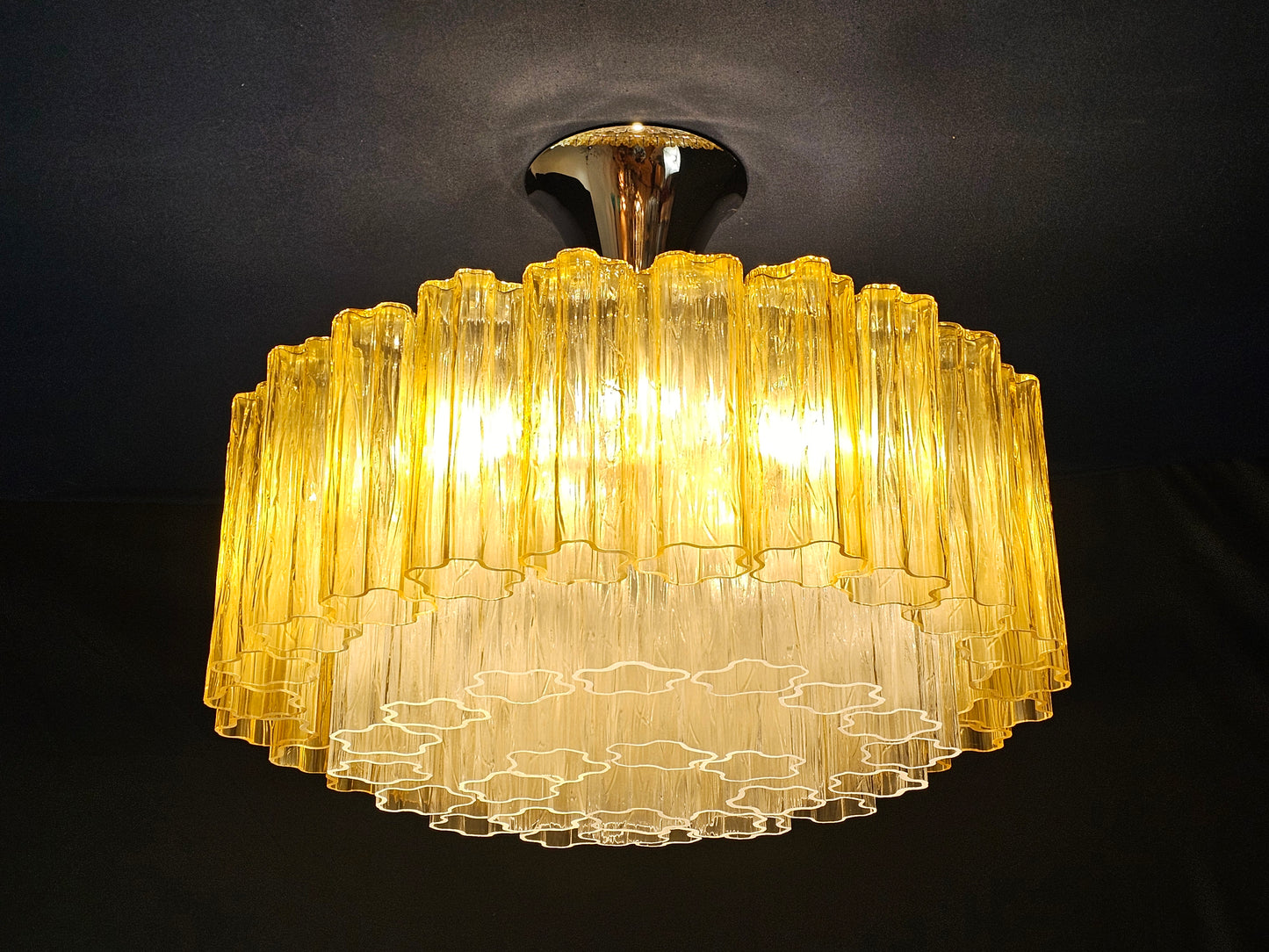 Lampadario rotondo di Murano, con vetri tronchi fatti a mano, colore ambra e cristallo. Made in Murano, Italia