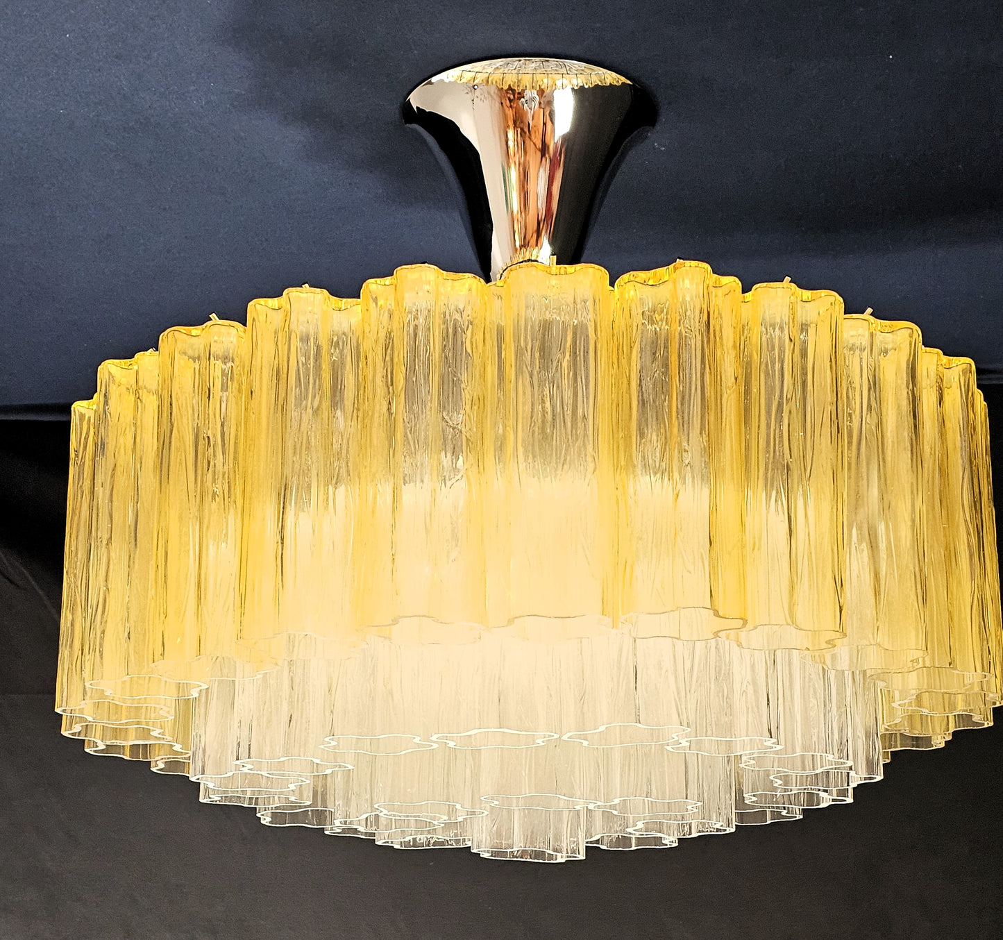 Lampadario rotondo di Murano, con vetri tronchi fatti a mano, colore ambra e cristallo. Made in Murano, Italia