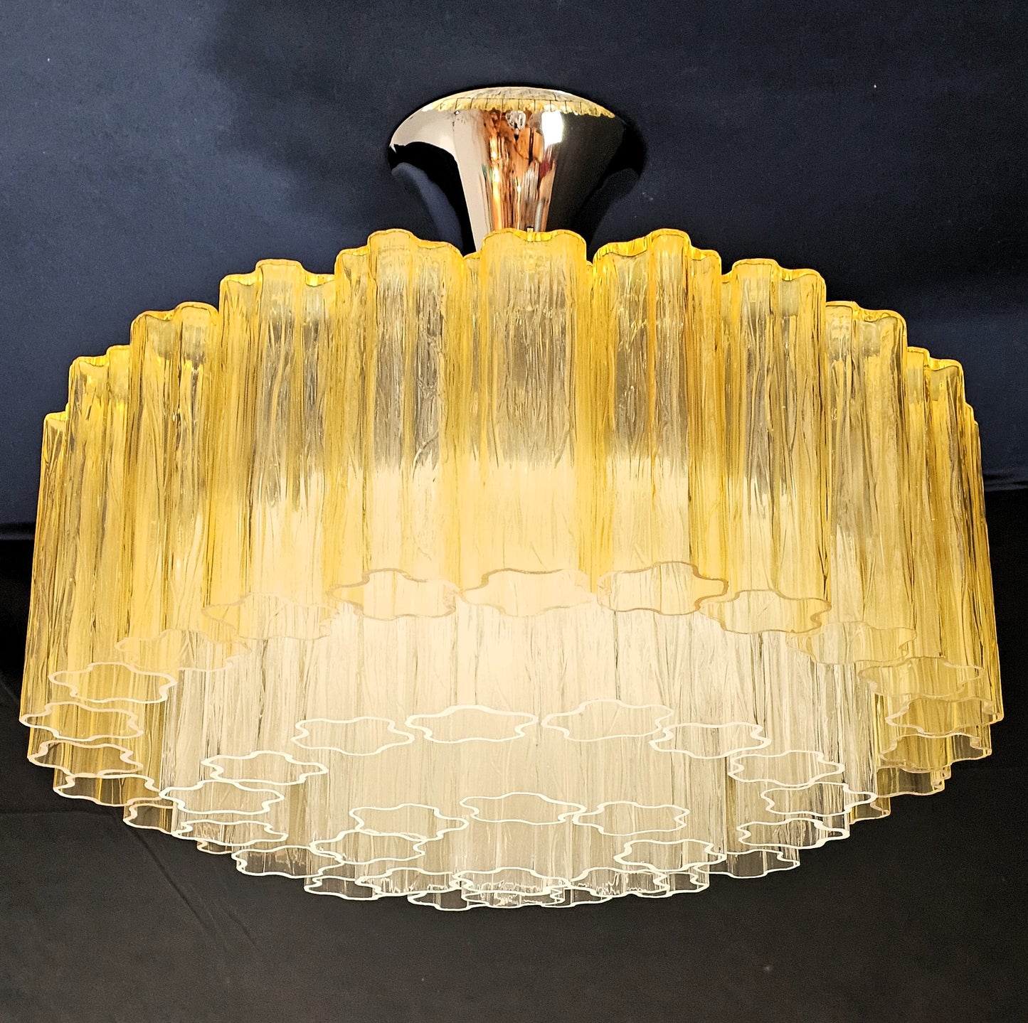 Lampadario rotondo di Murano, con vetri tronchi fatti a mano, colore ambra e cristallo. Made in Murano, Italia