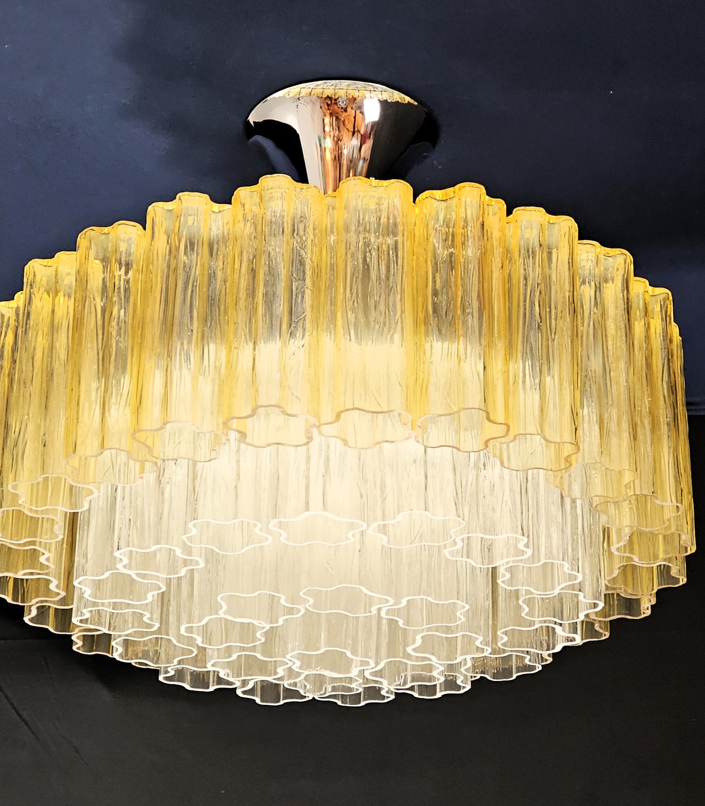 Lampadario rotondo di Murano, con vetri tronchi fatti a mano, colore ambra e cristallo. Made in Murano, Italia