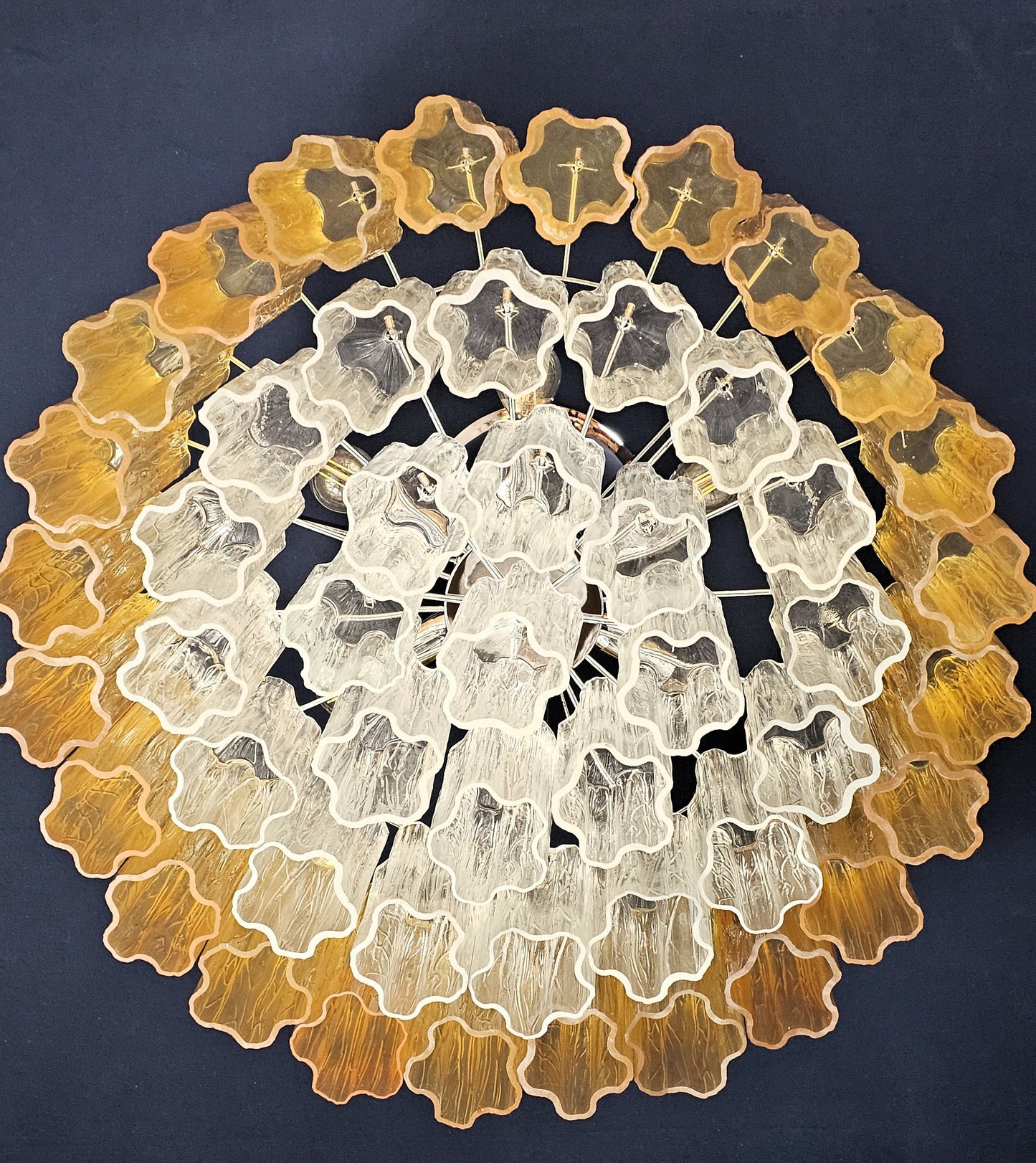Lampadario rotondo di Murano, con vetri tronchi fatti a mano, colore ambra e cristallo. Made in Murano, Italia