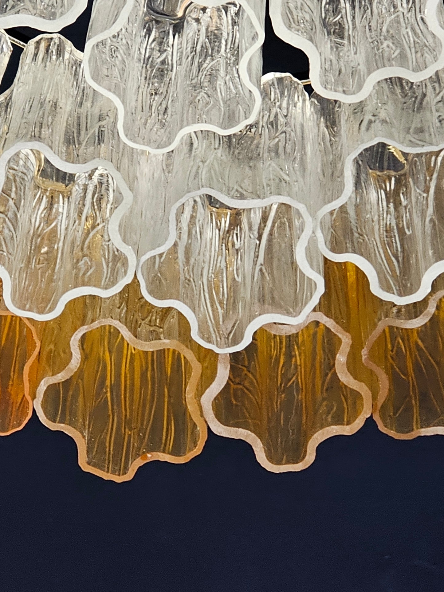 Lampadario rotondo di Murano, con vetri tronchi fatti a mano, colore ambra e cristallo. Made in Murano, Italia