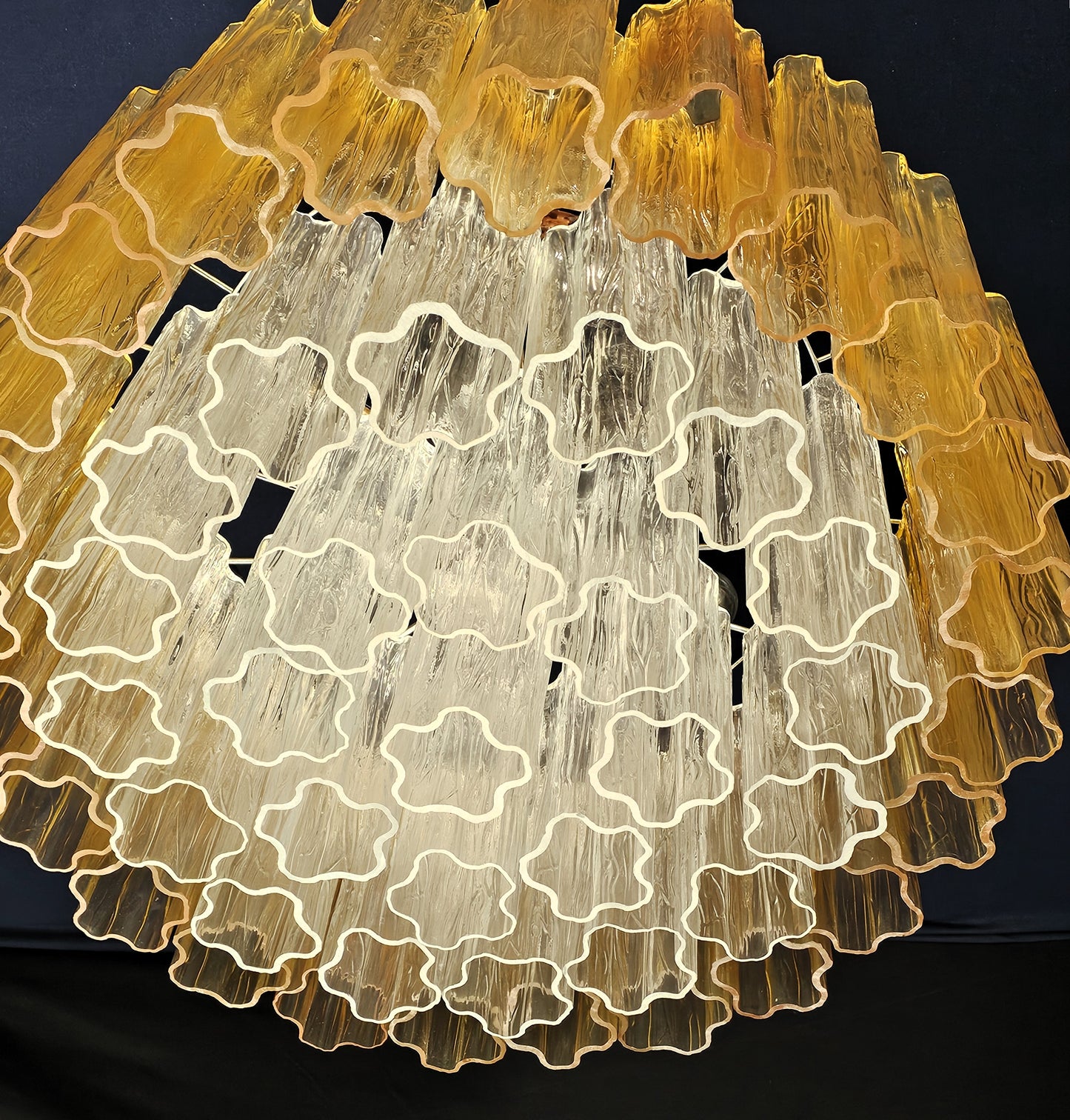 Lampadario rotondo di Murano, con vetri tronchi fatti a mano, colore ambra e cristallo. Made in Murano, Italia