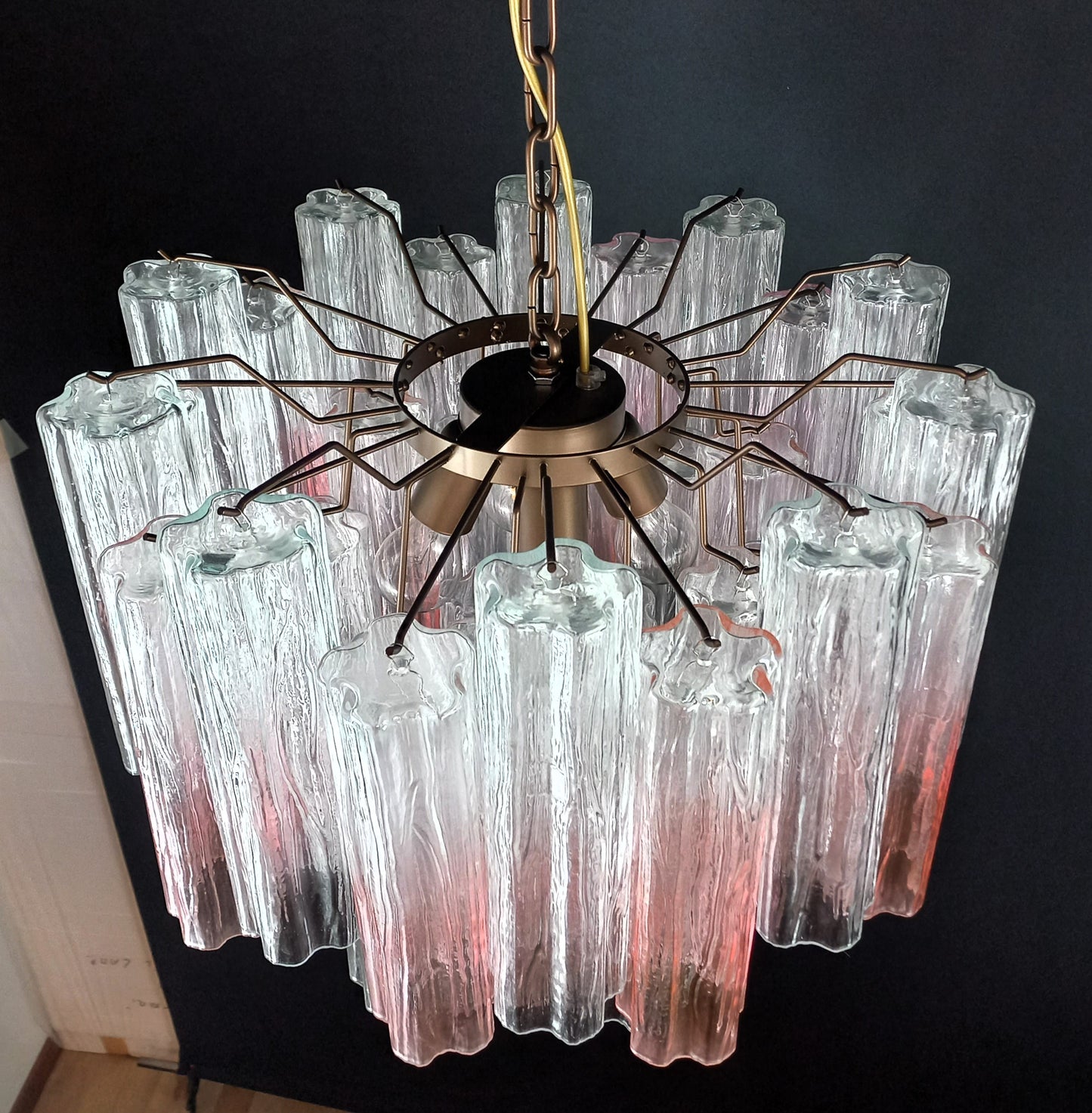 Lampadario di Murano con Vetri di Murano tronchi in cristallo sfumato rosa. Designed and Made in Venice, Italy
