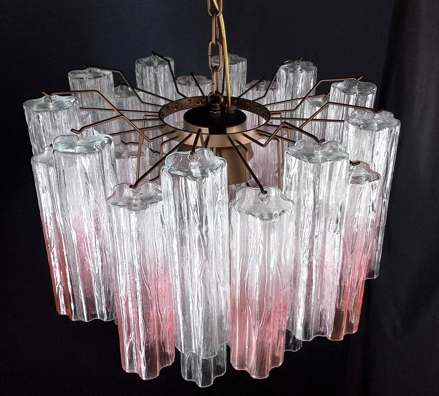 Lampadario di Murano con Vetri di Murano tronchi in cristallo sfumato rosa. Designed and Made in Venice, Italy