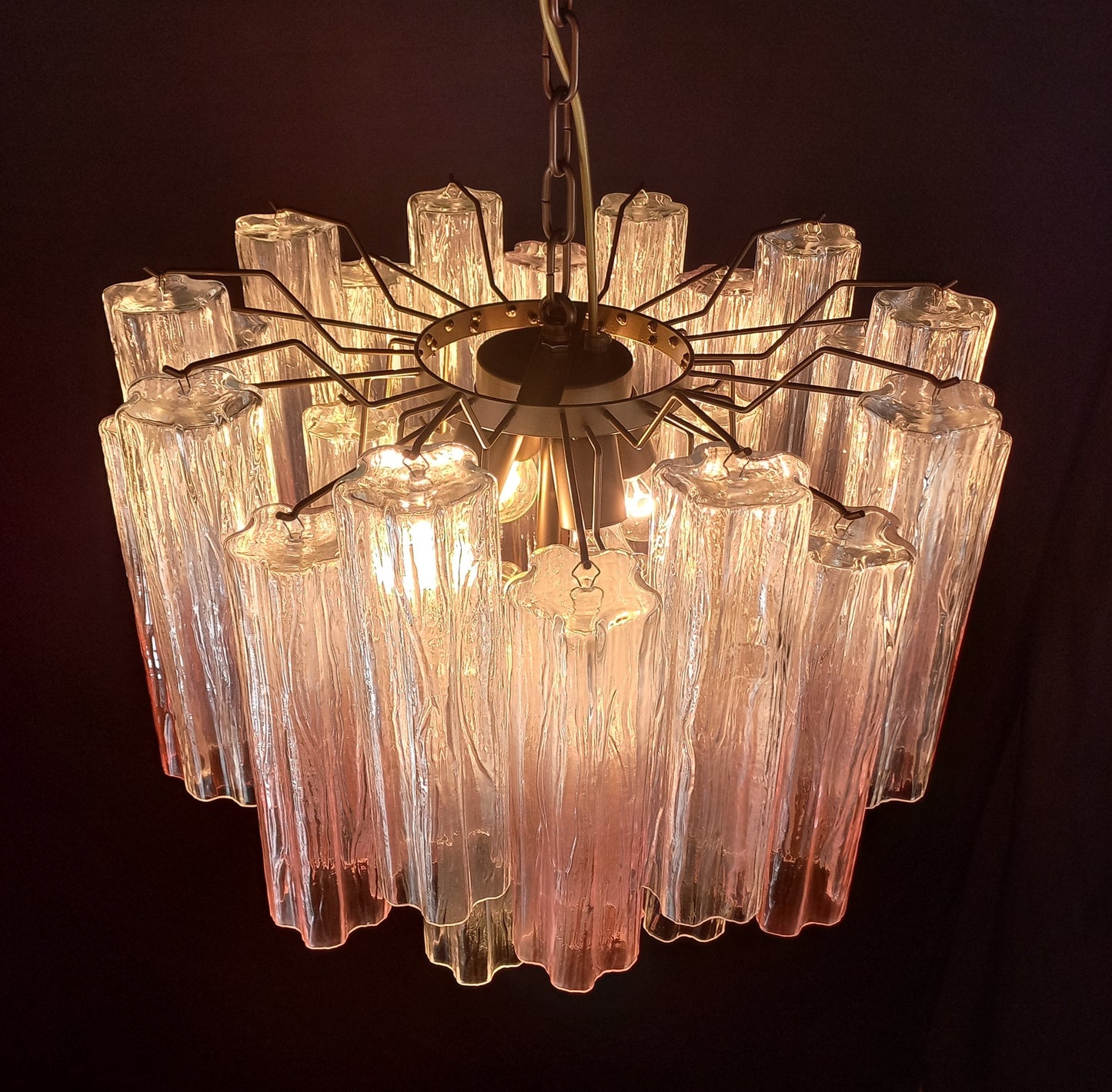 Lampadario di Murano con Vetri di Murano tronchi in cristallo sfumato rosa. Designed and Made in Venice, Italy