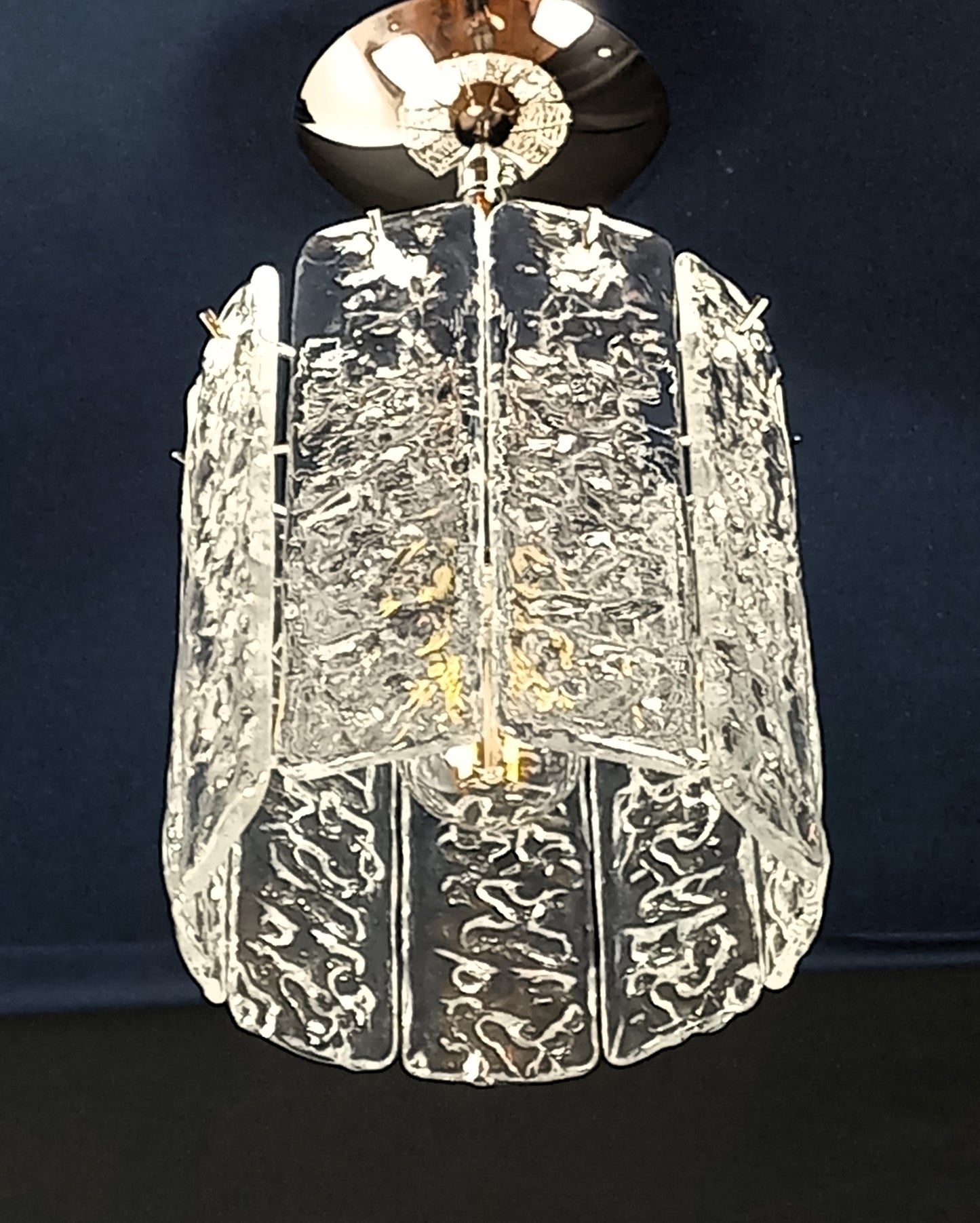 Lampadario di Murano con Vetri listelli di Murano fatti a mano, in cristallo con trama martellata. Designed and made in Venice, Italy