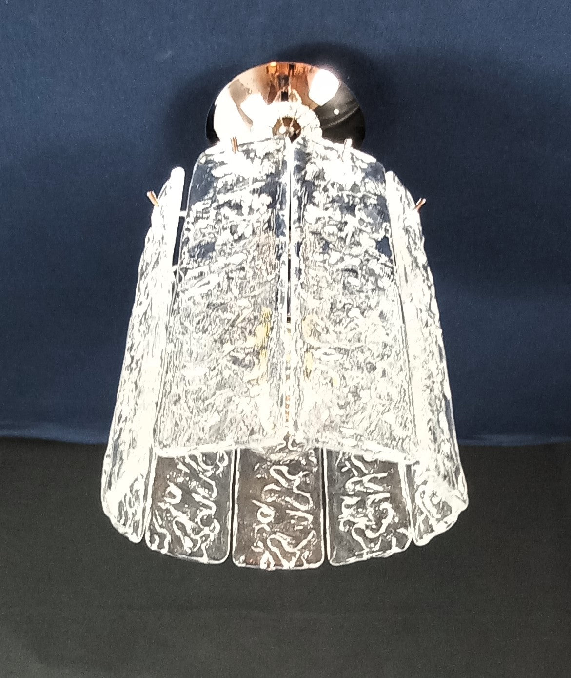 Lampadario di Murano con Vetri listelli di Murano fatti a mano, in cristallo con trama martellata. Designed and made in Venice, Italy