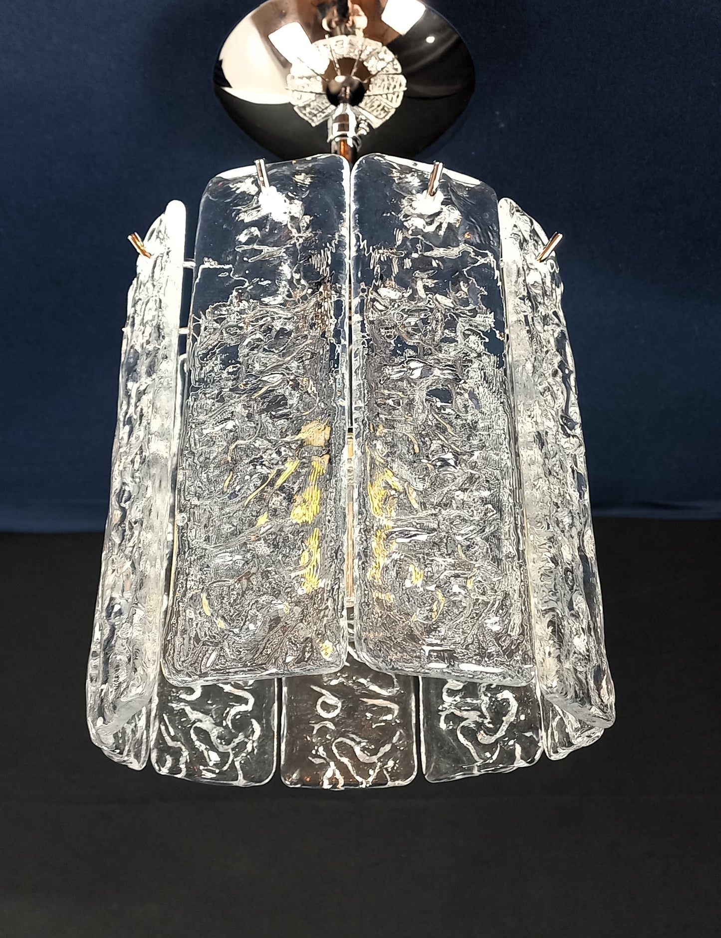 Lampadario di Murano con Vetri listelli di Murano fatti a mano, in cristallo con trama martellata. Designed and made in Venice, Italy