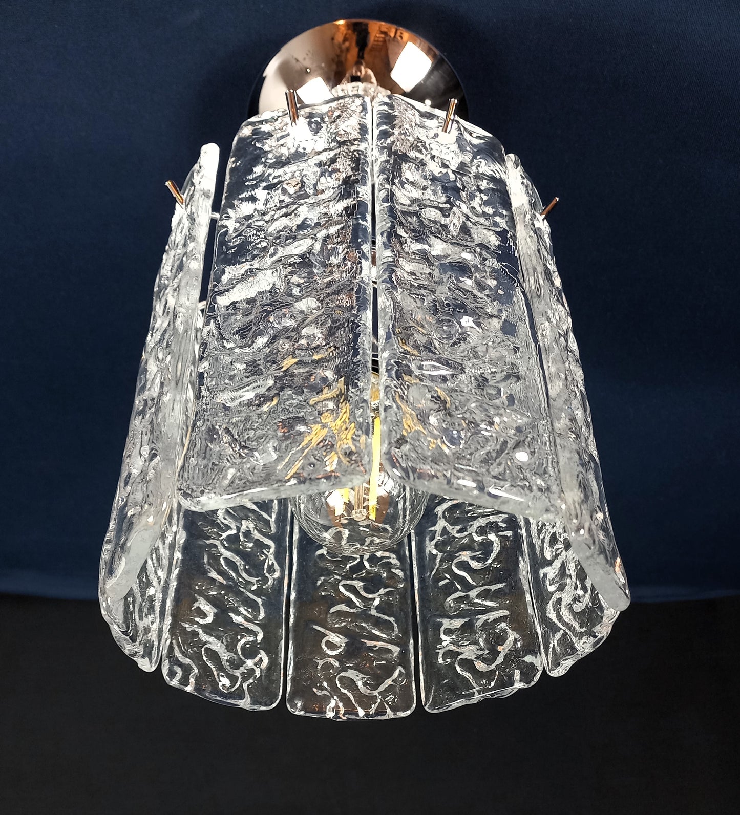 Lampadario di Murano con Vetri listelli di Murano fatti a mano, in cristallo con trama martellata. Designed and made in Venice, Italy