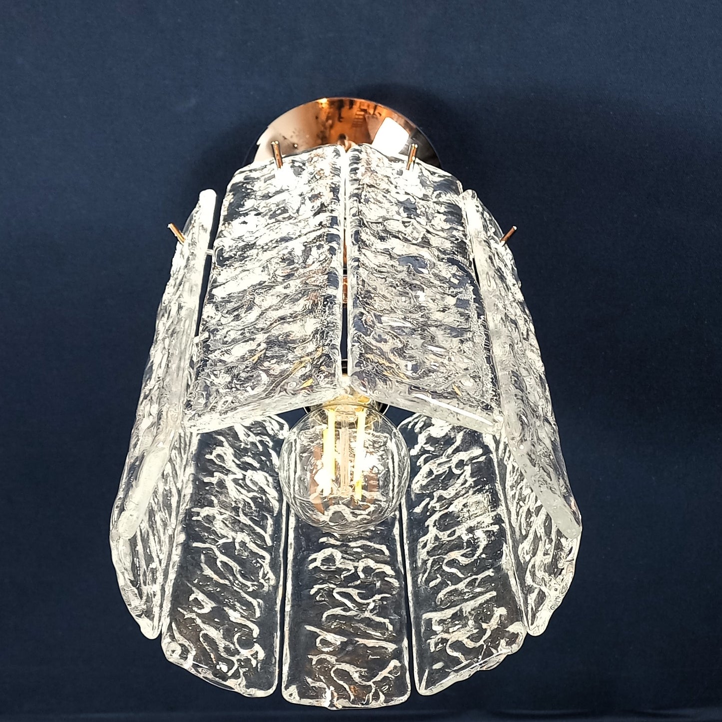 Lampadario di Murano con Vetri listelli di Murano fatti a mano, in cristallo con trama martellata. Designed and made in Venice, Italy