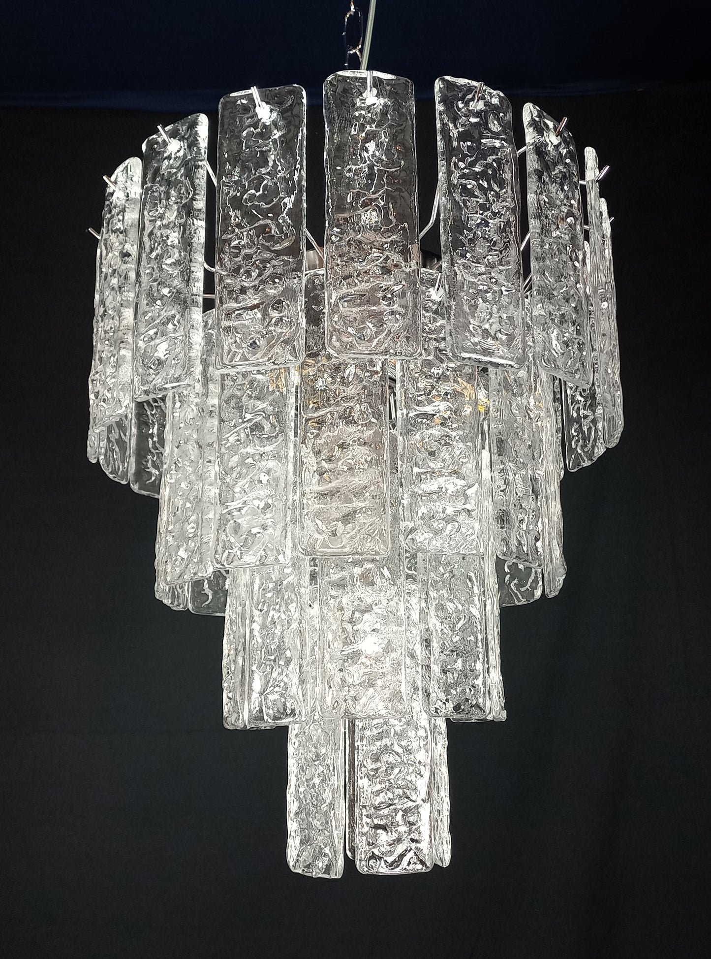 Lampadario di Murano, stile Murrina, ispirato agli anni'90. Vetri listelli di Murano fatti a mano, in cristallo con trama martellata. Designed and made in Murano, Italy.