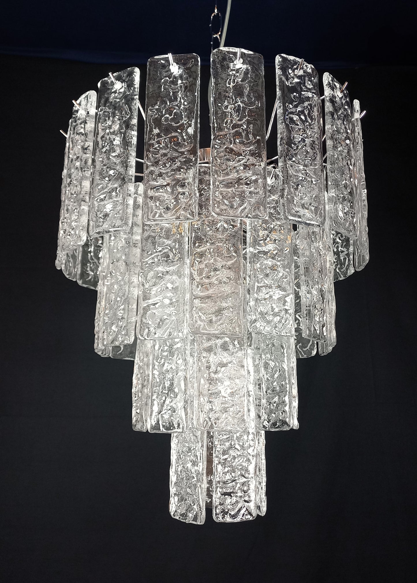 Lampadario di Murano, stile Murrina, ispirato agli anni'90. Vetri listelli di Murano fatti a mano, in cristallo con trama martellata. Designed and made in Murano, Italy.