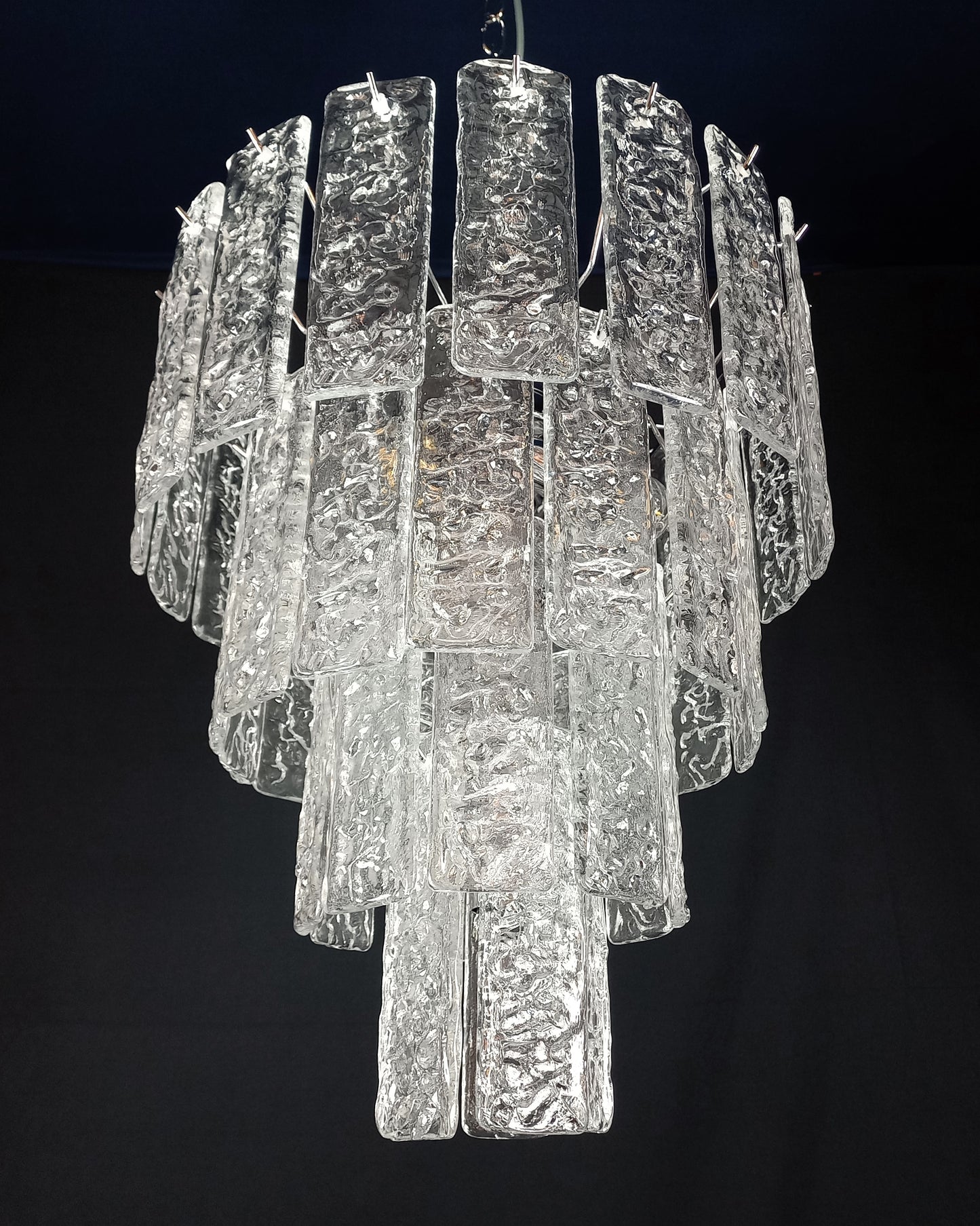 Lampadario di Murano, stile Murrina, ispirato agli anni'90. Vetri listelli di Murano fatti a mano, in cristallo con trama martellata. Designed and made in Murano, Italy.