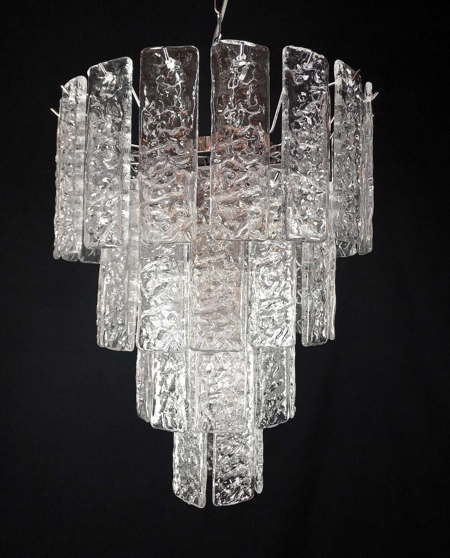 Lampadario di Murano, stile Murrina, ispirato agli anni'90. Vetri listelli di Murano fatti a mano, in cristallo con trama martellata. Designed and made in Murano, Italy.