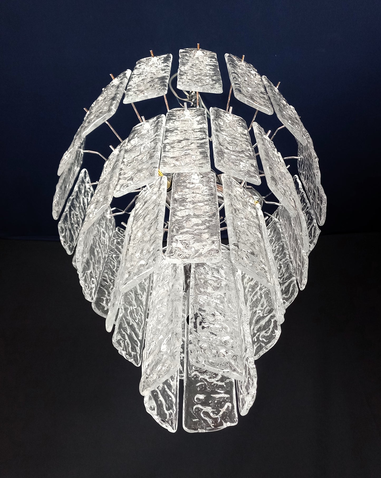 Lampadario di Murano, stile Murrina, ispirato agli anni'90. Vetri listelli di Murano fatti a mano, in cristallo con trama martellata. Designed and made in Murano, Italy.