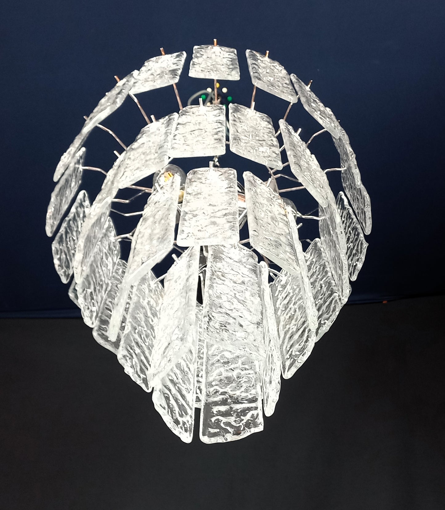 Lampadario di Murano, stile Murrina, ispirato agli anni'90. Vetri listelli di Murano fatti a mano, in cristallo con trama martellata. Designed and made in Murano, Italy.