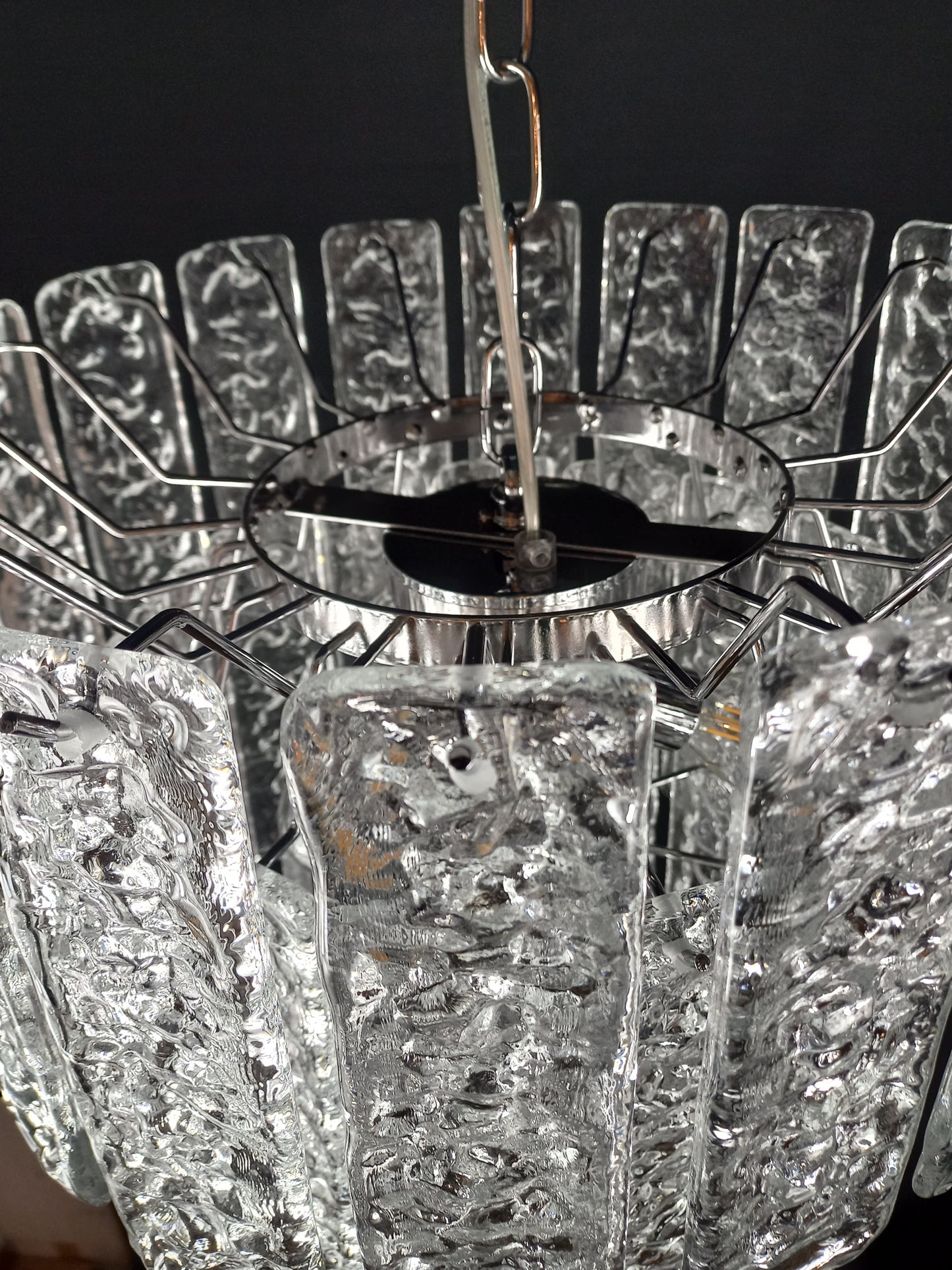 Lampadario di Murano, stile Murrina, ispirato agli anni'90. Vetri listelli di Murano fatti a mano, in cristallo con trama martellata. Designed and made in Murano, Italy.