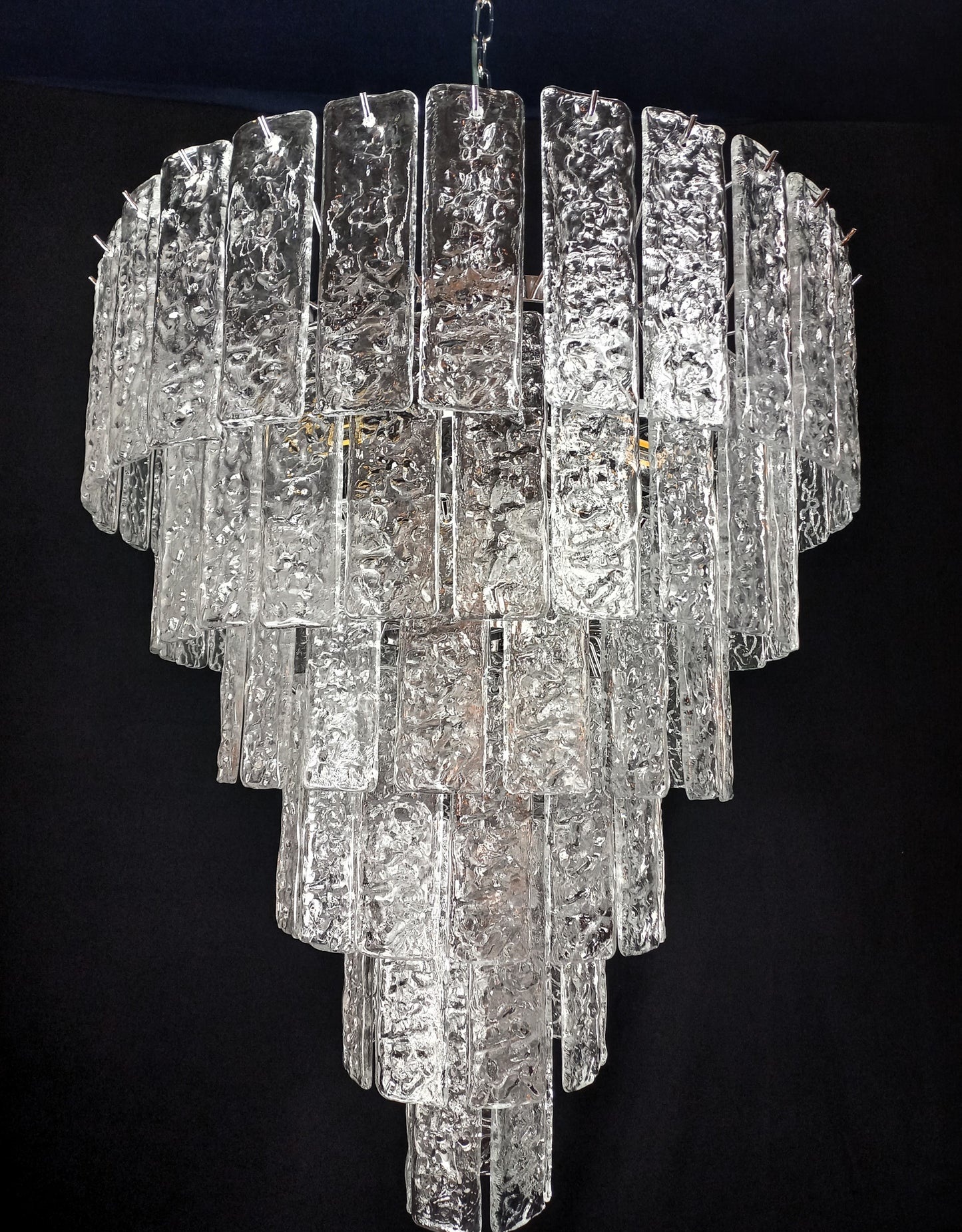Lampadario artigianale di Murano, con Vetri listelli di Murano fatti a mano, in cristallo con trama martellata. Designed and made in Venice, Italy.