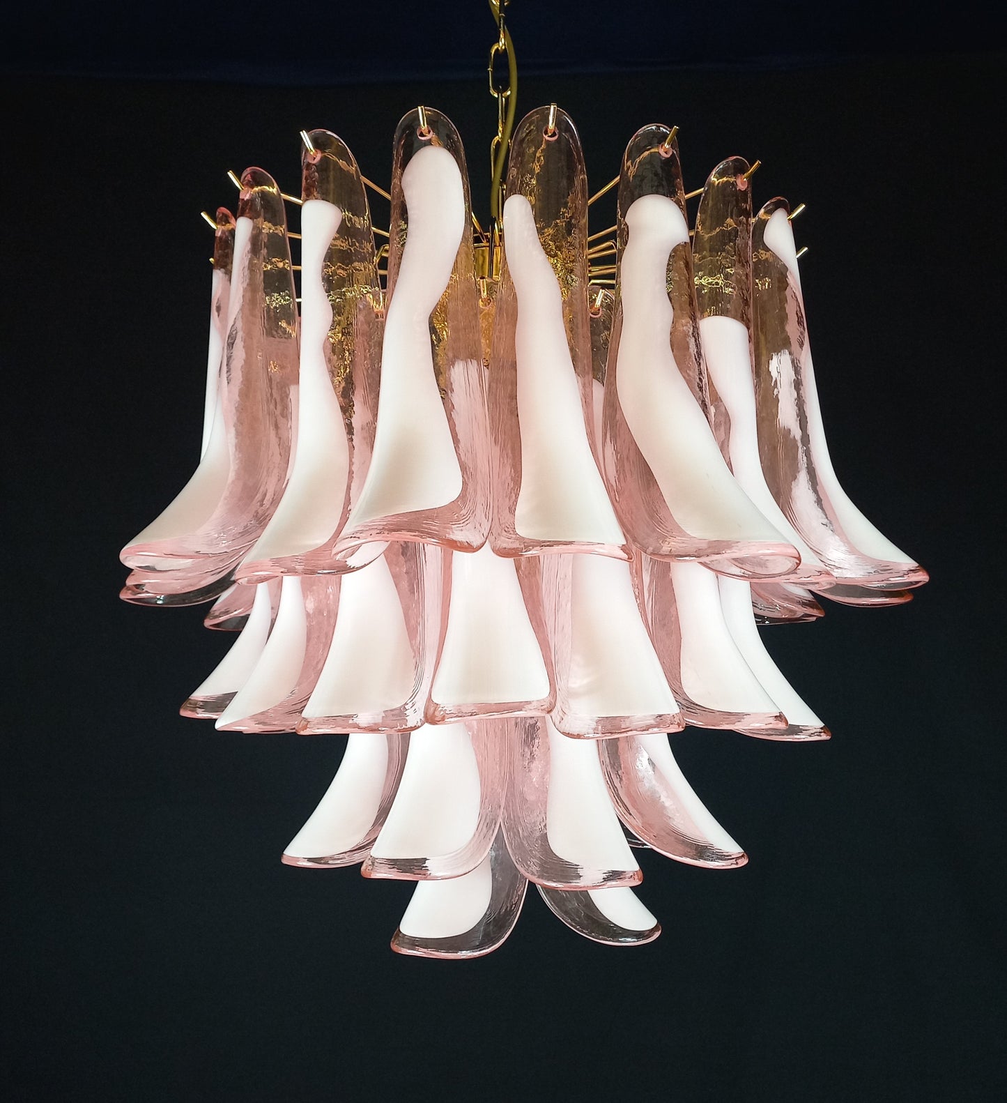 Lampadario Vintage Murano, stile Mazzega, anni'80. Vetri di Murano petali rosa con anima bianca. Designed and Made in Venice, Italy.