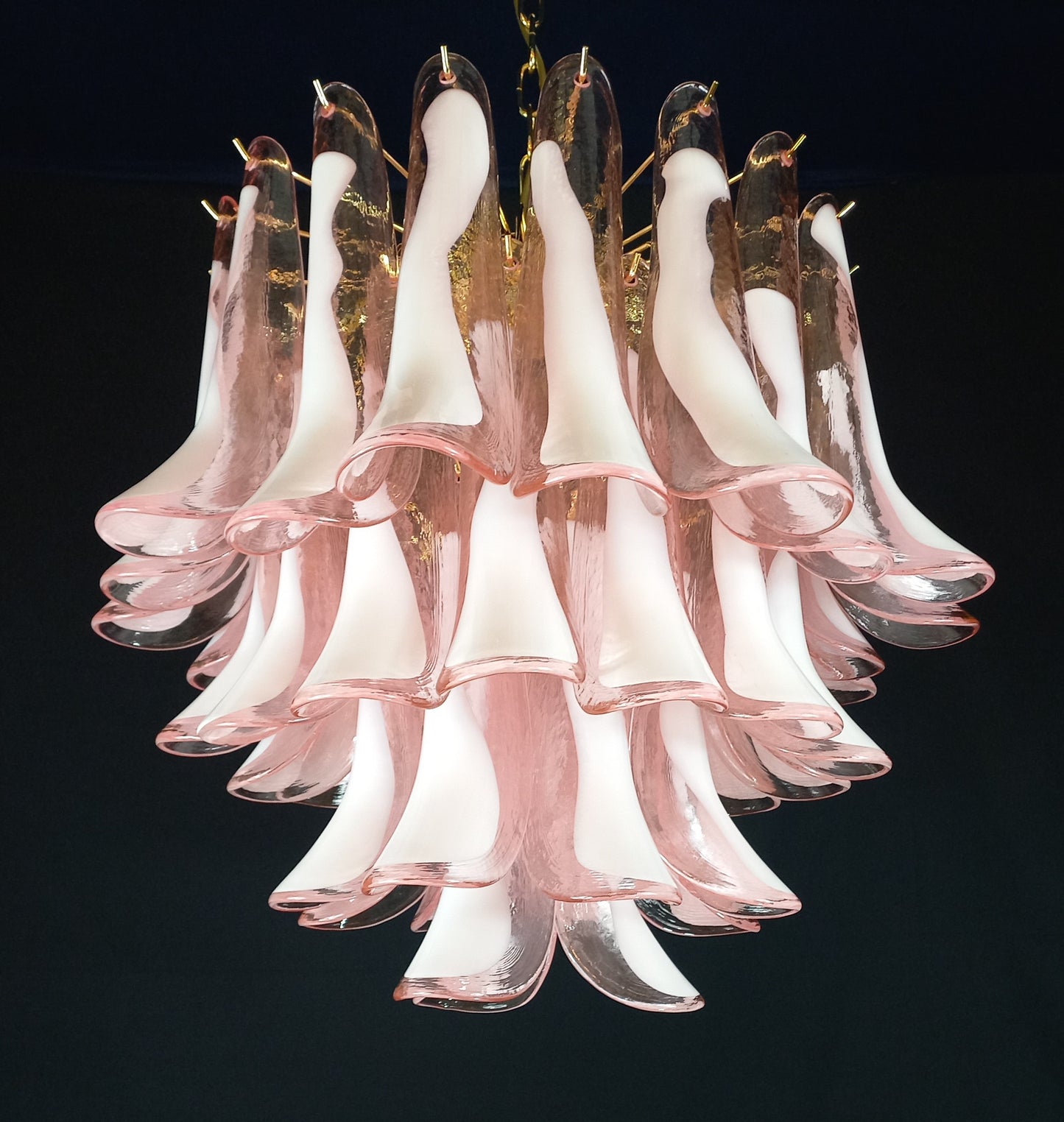 Lampadario Vintage Murano, stile Mazzega, anni'80. Vetri di Murano petali rosa con anima bianca. Designed and Made in Venice, Italy.