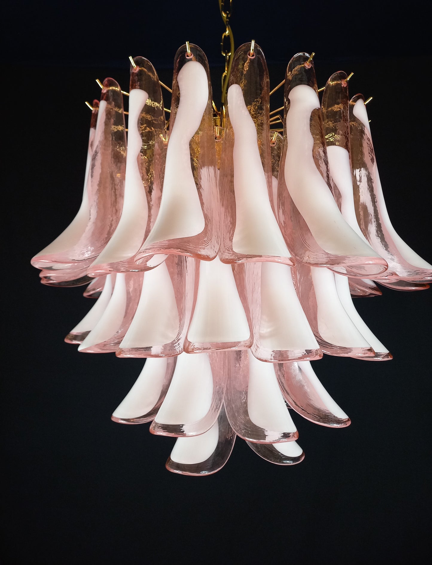 Lampadario Vintage Murano, stile Mazzega, anni'80. Vetri di Murano petali rosa con anima bianca. Designed and Made in Venice, Italy.
