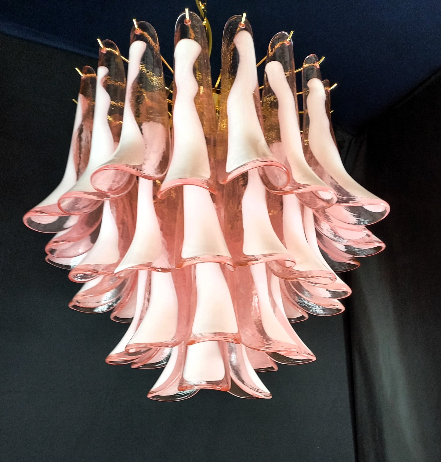 Lampadario Vintage Murano, stile Mazzega, anni'80. Vetri di Murano petali rosa con anima bianca. Designed and Made in Venice, Italy.