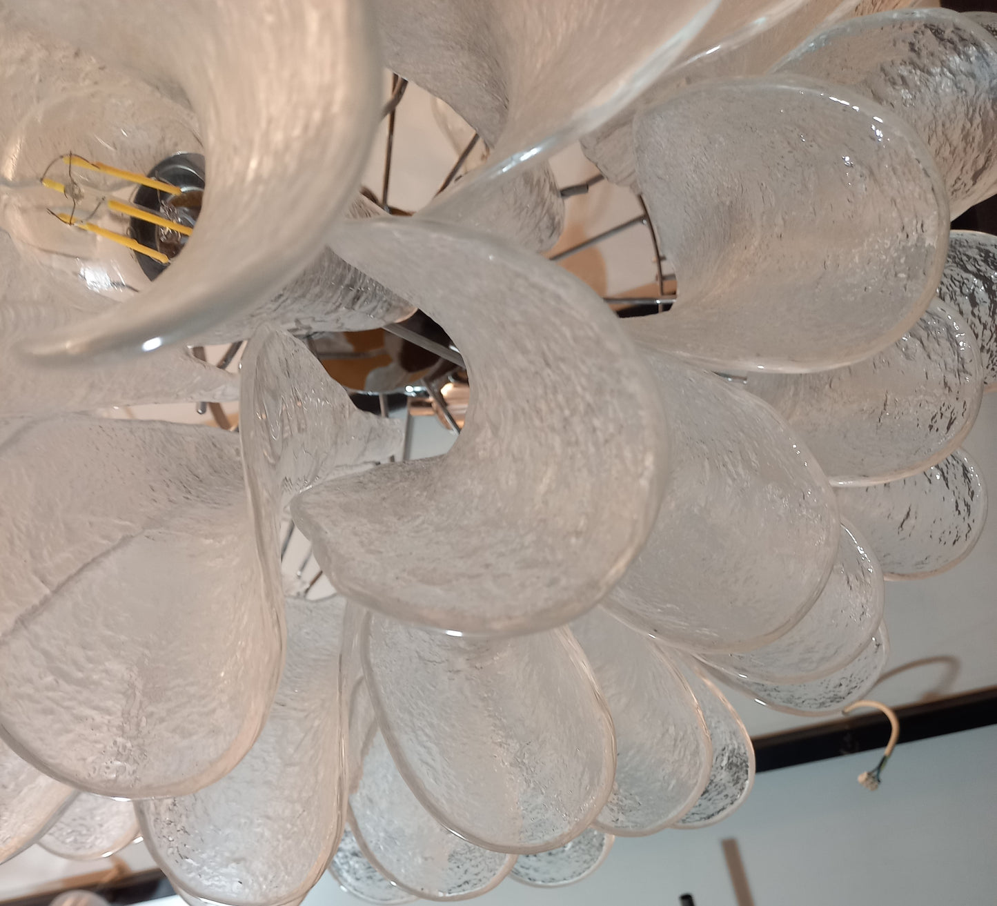 Lampadario Vintage di Murano, stile Barovier,anni'80. Con vetri di Murano petali in cristallo martellato. Designed and Made in Venice Italy.