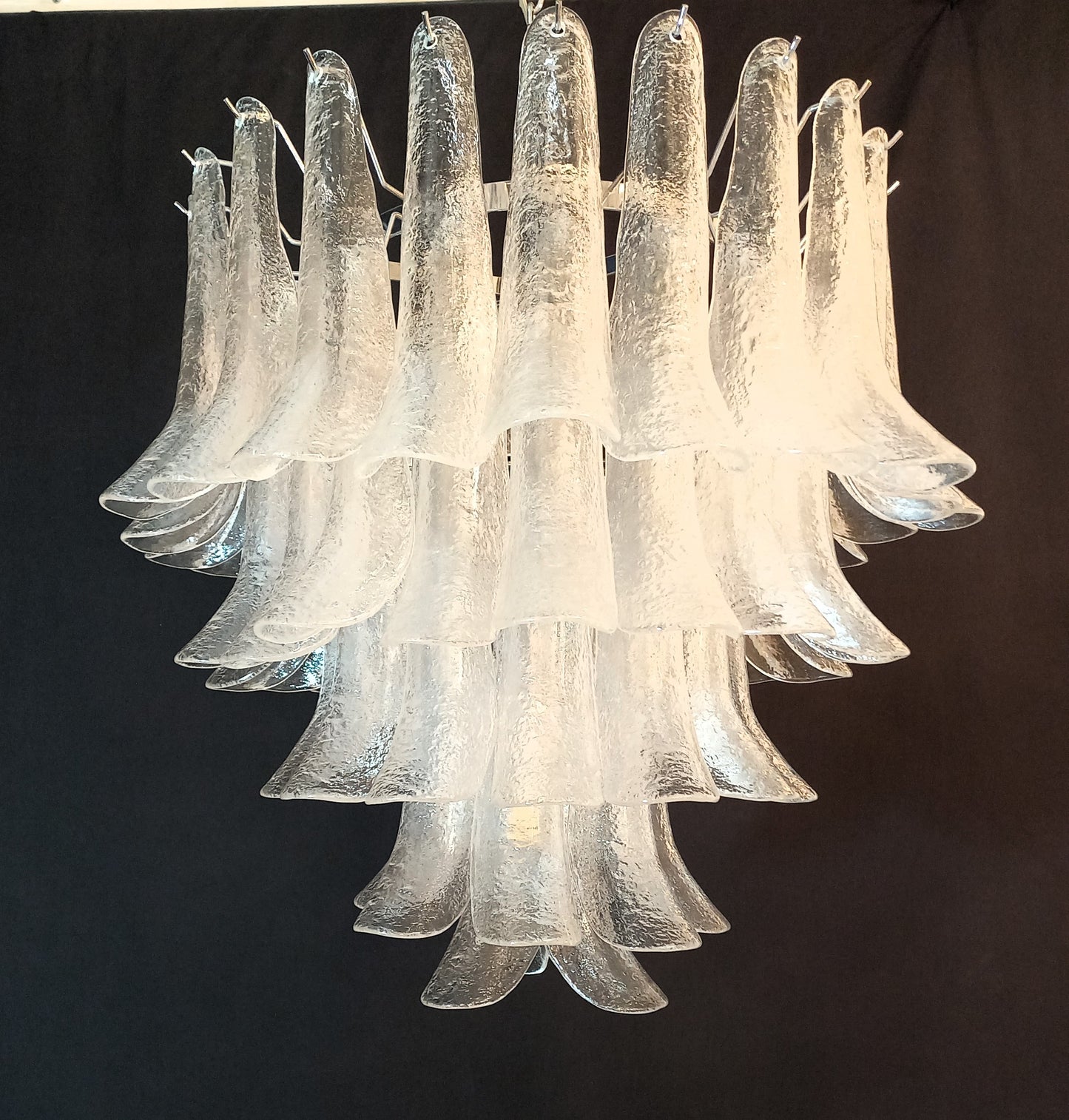 Lampadario Vintage di Murano, stile Barovier,anni'80. Con vetri di Murano petali in cristallo martellato. Designed and Made in Venice Italy.