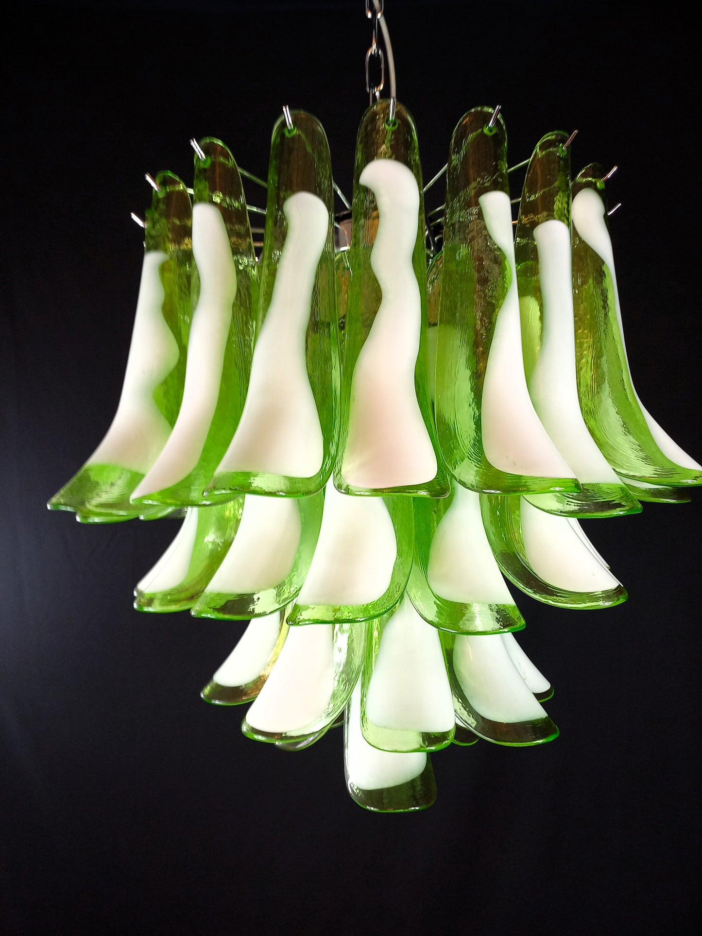 Lampadario Vintage Murano, stile Mazzega, anni'80. Vetri di Murano petali verde con anima bianca. Designed and Made in Venice, Italy.