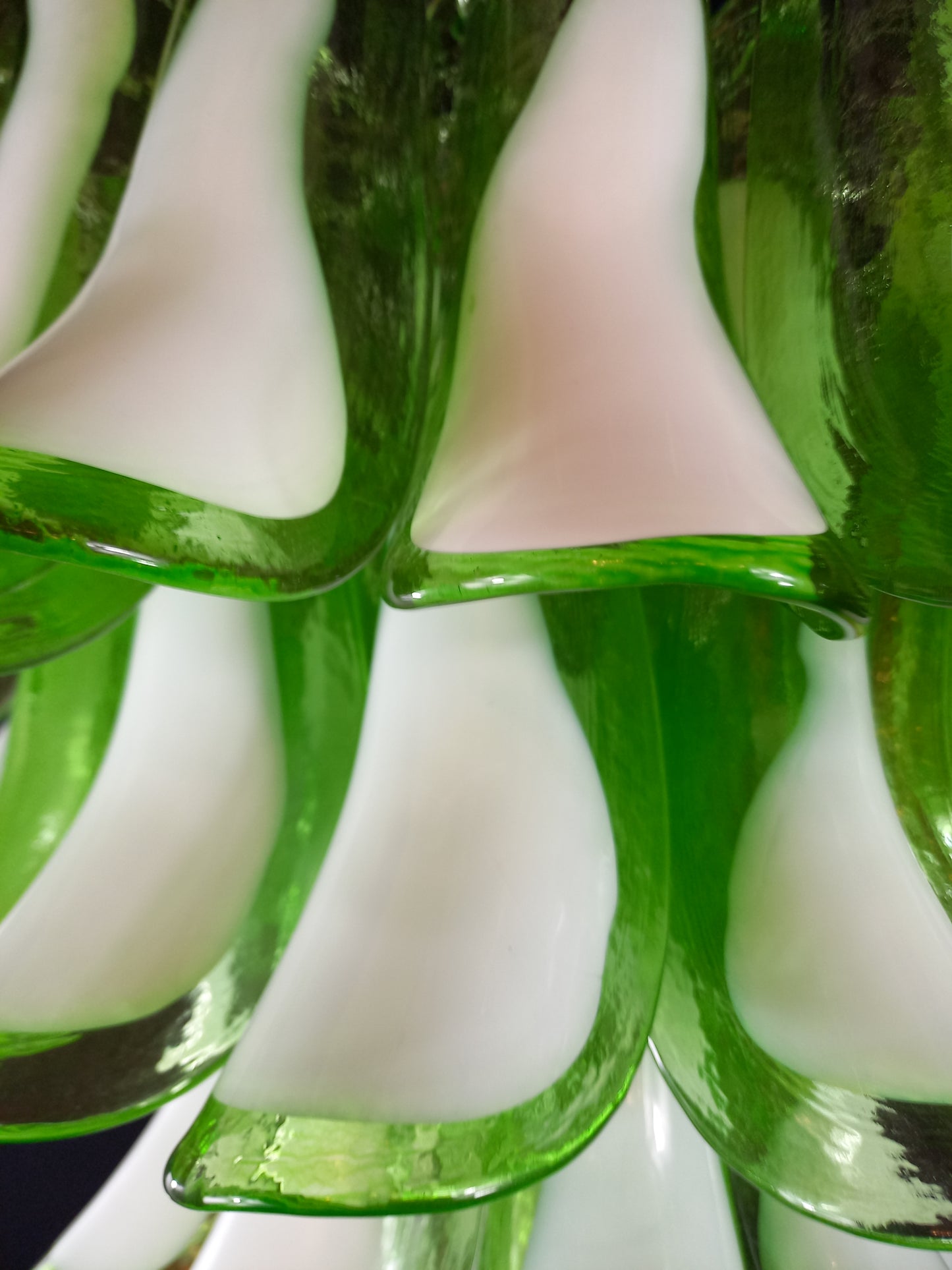 Lampadario Vintage Murano, stile Mazzega, anni'80. Vetri di Murano petali verde con anima bianca. Designed and Made in Venice, Italy.