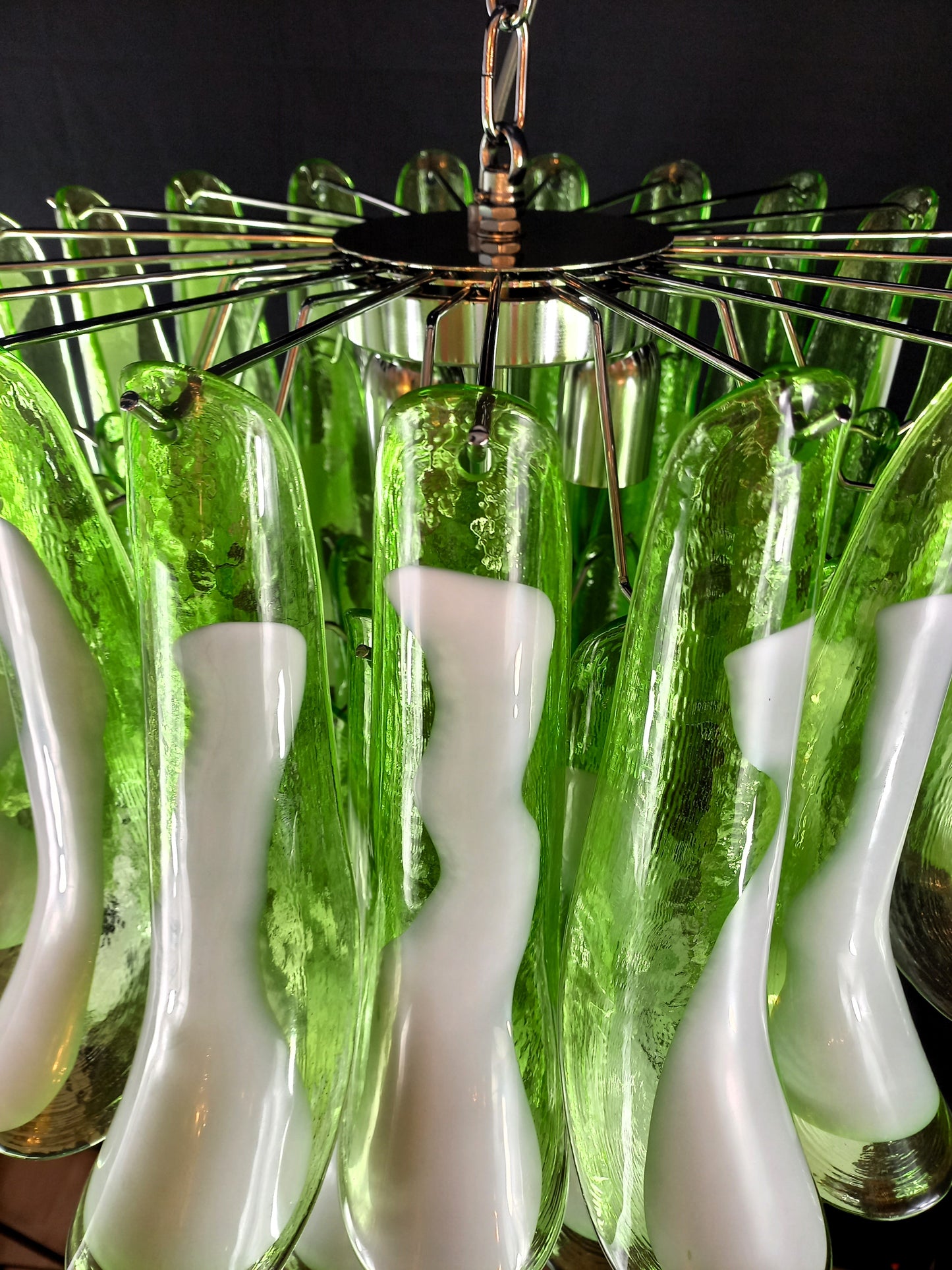 Lampadario Vintage Murano, stile Mazzega, anni'80. Vetri di Murano petali verde con anima bianca. Designed and Made in Venice, Italy.