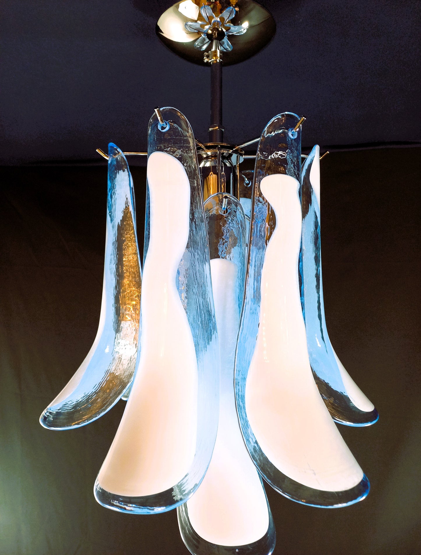 Plafoniera lampadario Vintage Murano, stile Mazzega, anni'80. Vetri di Murano petali blu chiaro con anima bianca. Designed and Made in Italy.