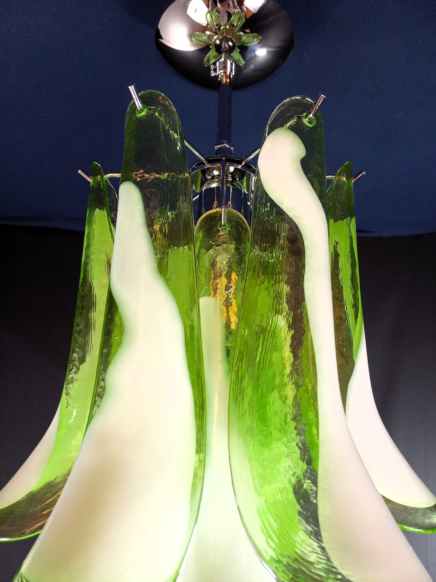 Plafoniera lampadario Vintage Murano, stile Mazzega, anni'80. Vetri di Murano petali verde con anima bianca. Designed and Made in Italy.