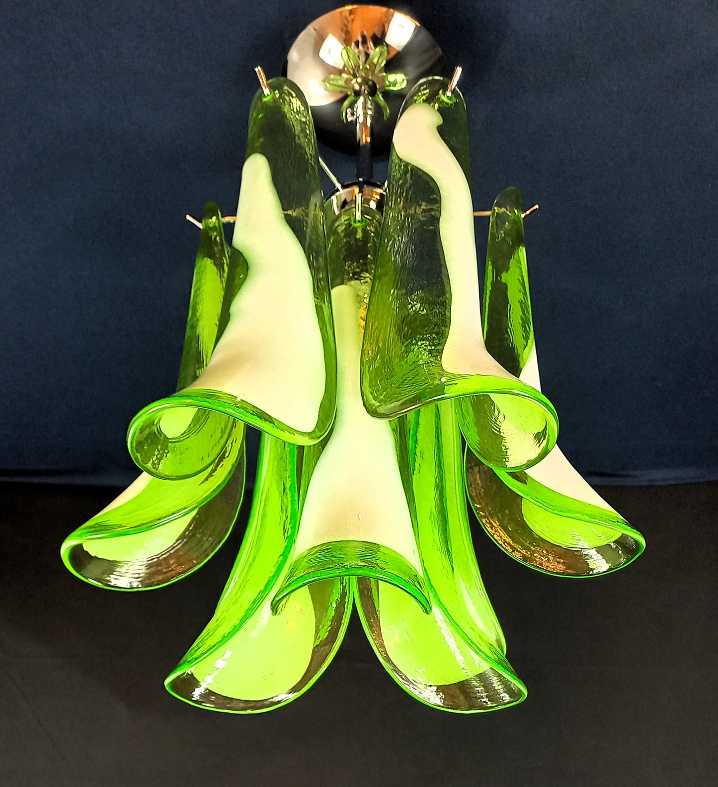 Plafoniera lampadario Vintage Murano, stile Mazzega, anni'80. Vetri di Murano petali verde con anima bianca. Designed and Made in Italy.