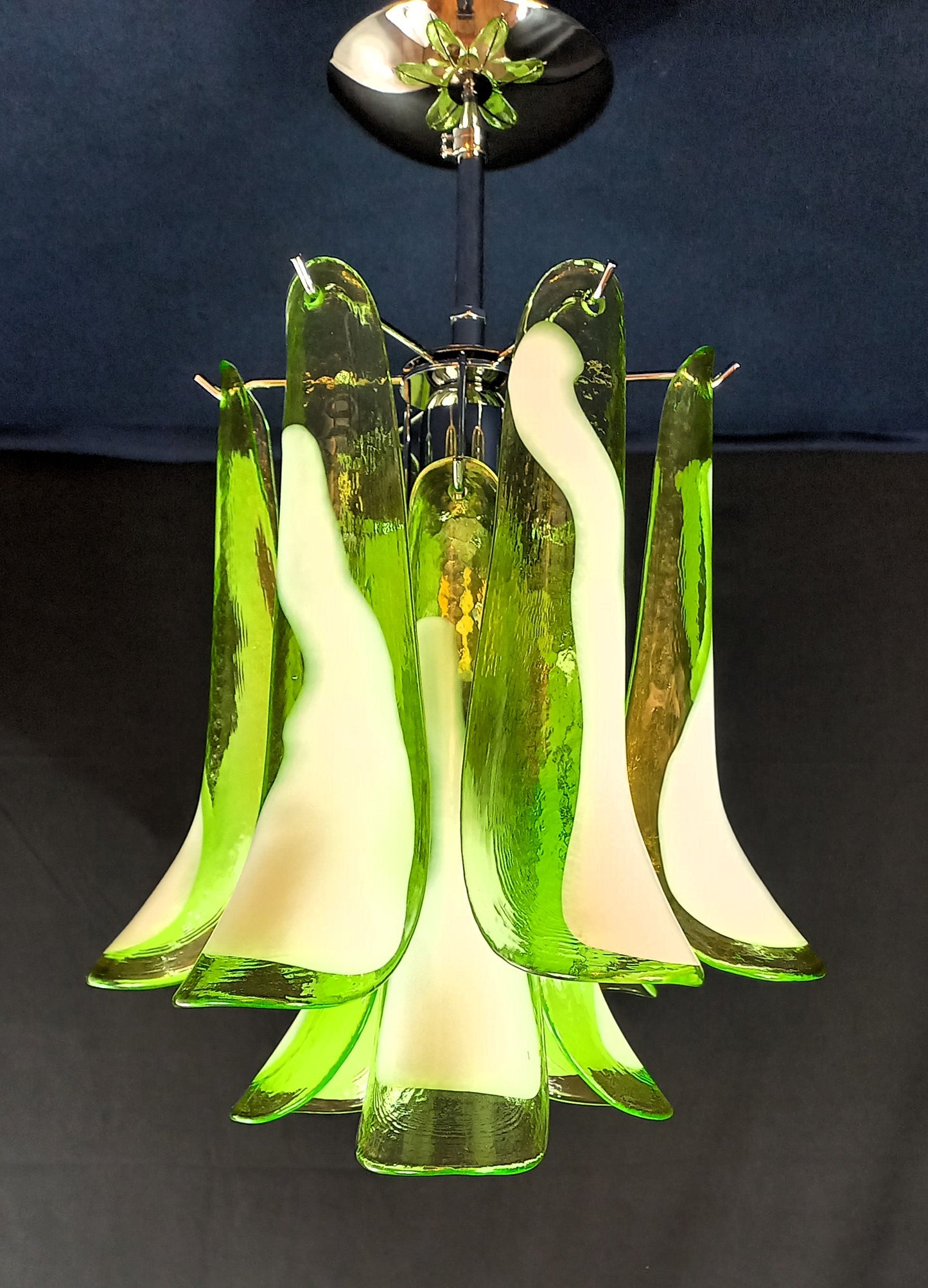 Plafoniera lampadario Vintage Murano, stile Mazzega, anni'80. Vetri di Murano petali verde con anima bianca. Designed and Made in Italy.