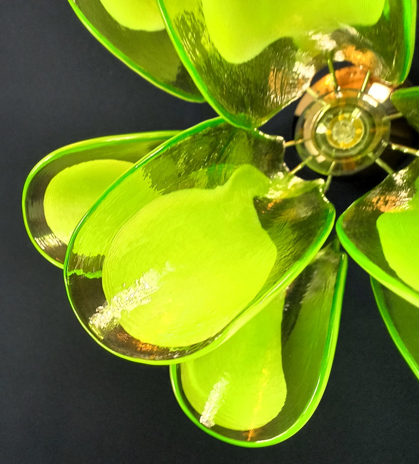 Plafoniera lampadario Vintage Murano, stile Mazzega, anni'80. Vetri di Murano petali verde con anima bianca. Designed and Made in Italy.