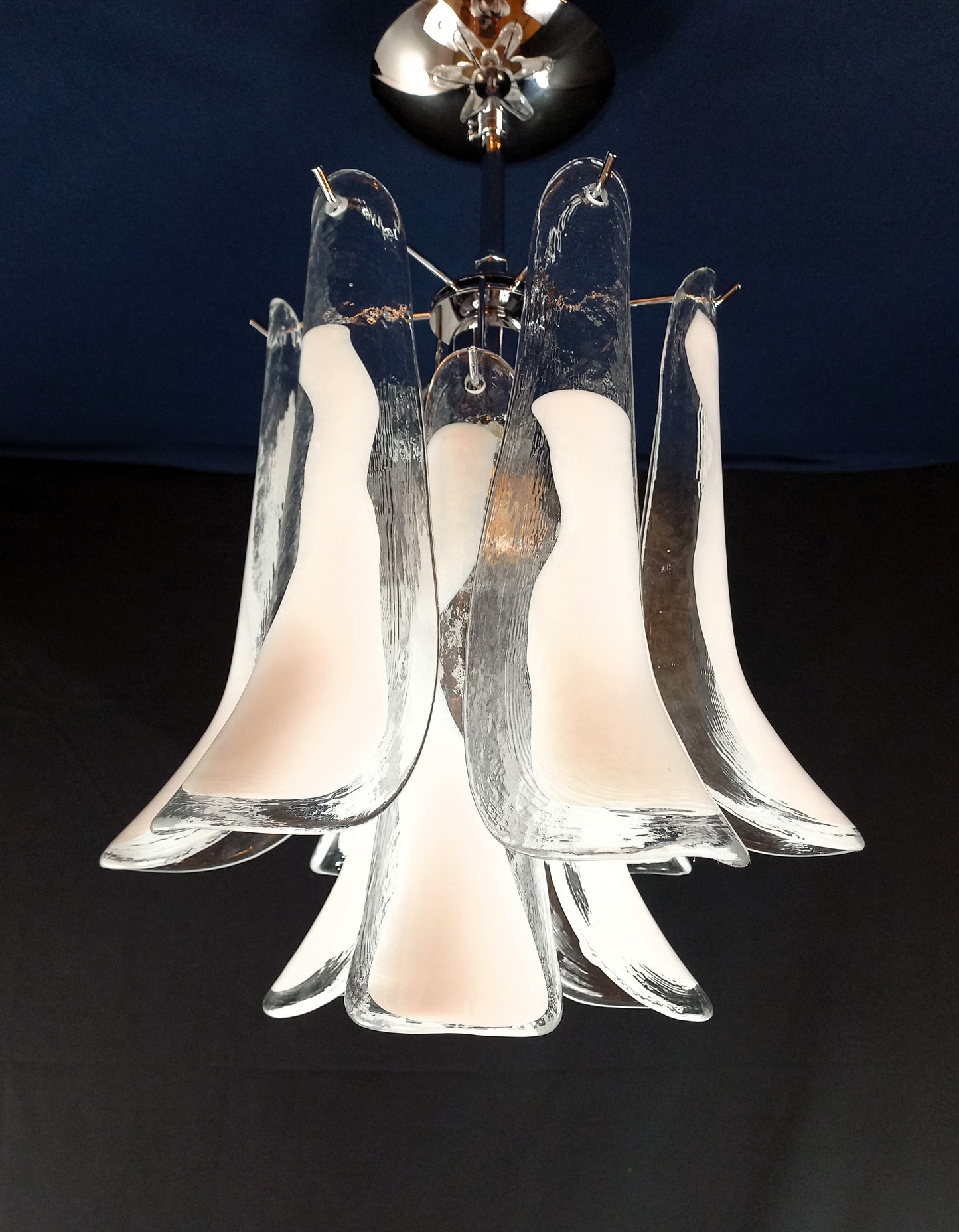 Plafoniera Lampadario a petali di Murano. Vetri di Murano fatti a mano, petali in cristallo con anima bianca. Designed and Made in Murano, Italy.