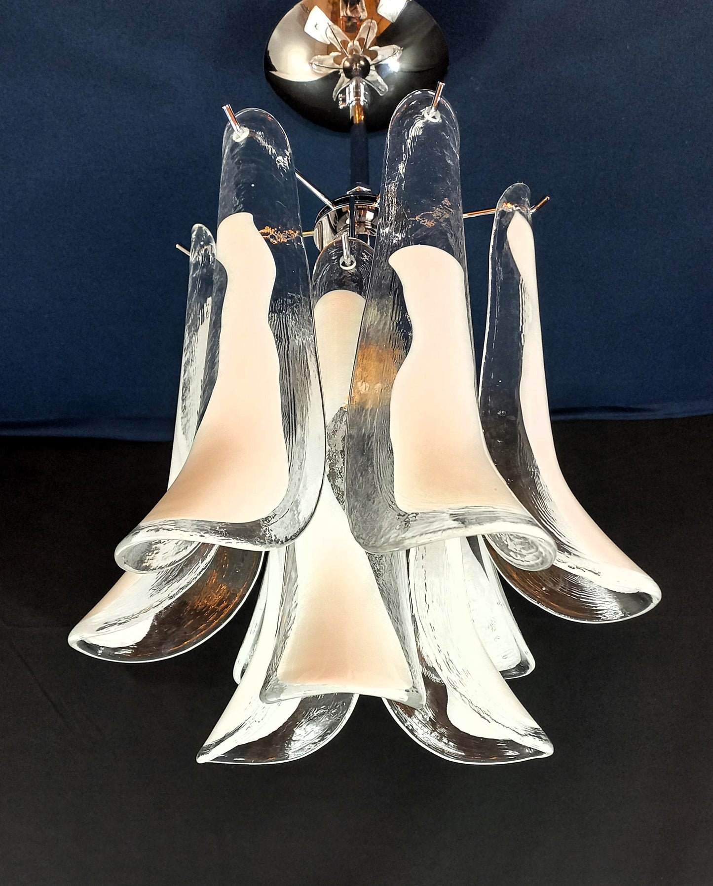 Plafoniera Lampadario a petali di Murano. Vetri di Murano fatti a mano, petali in cristallo con anima bianca. Designed and Made in Murano, Italy.