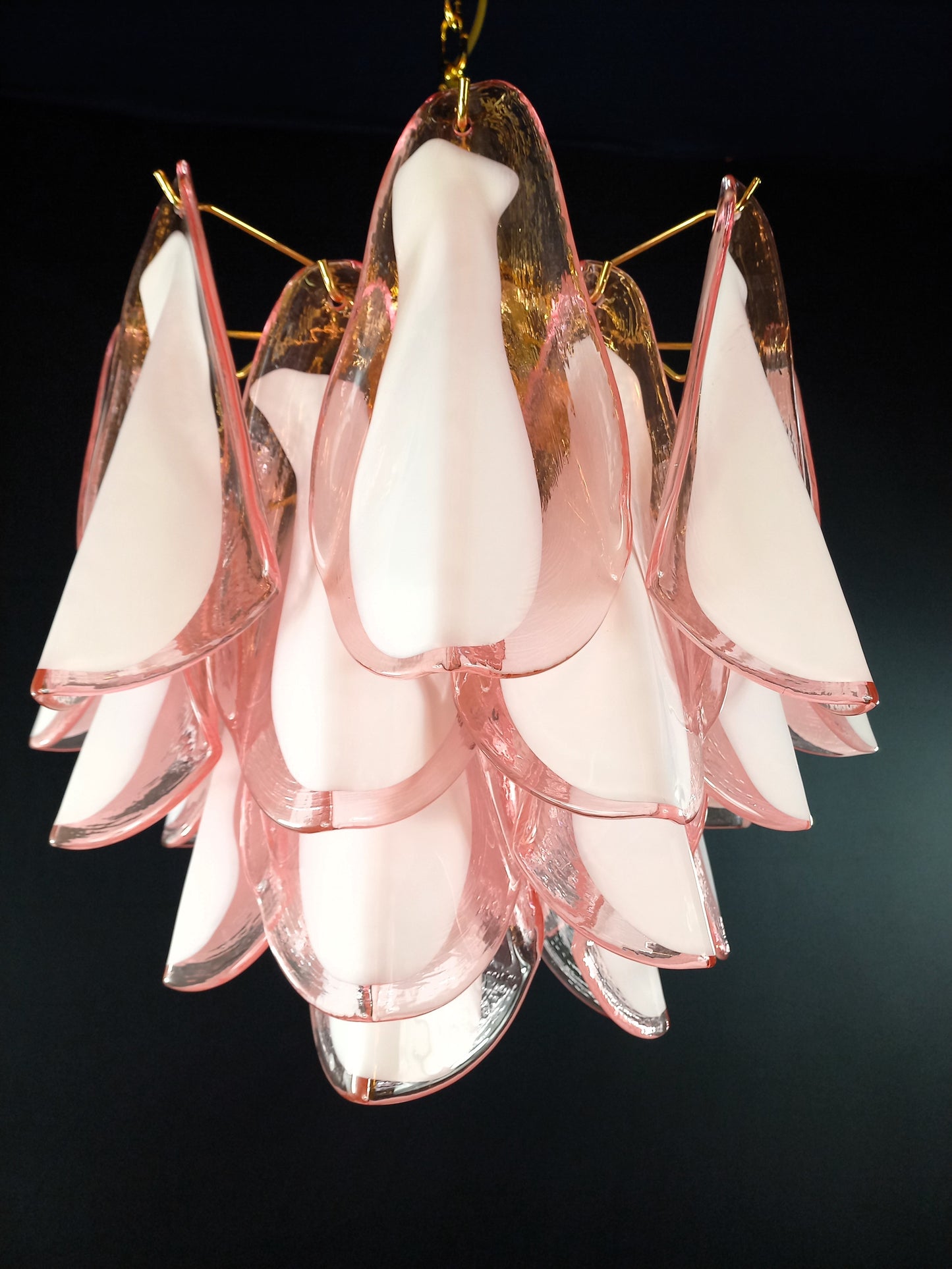 Lampadario di Murano con Vetri rondine di Murano fatti a mano in cristallo rosa e anima bianca. Designed and made in Venice, Italy.