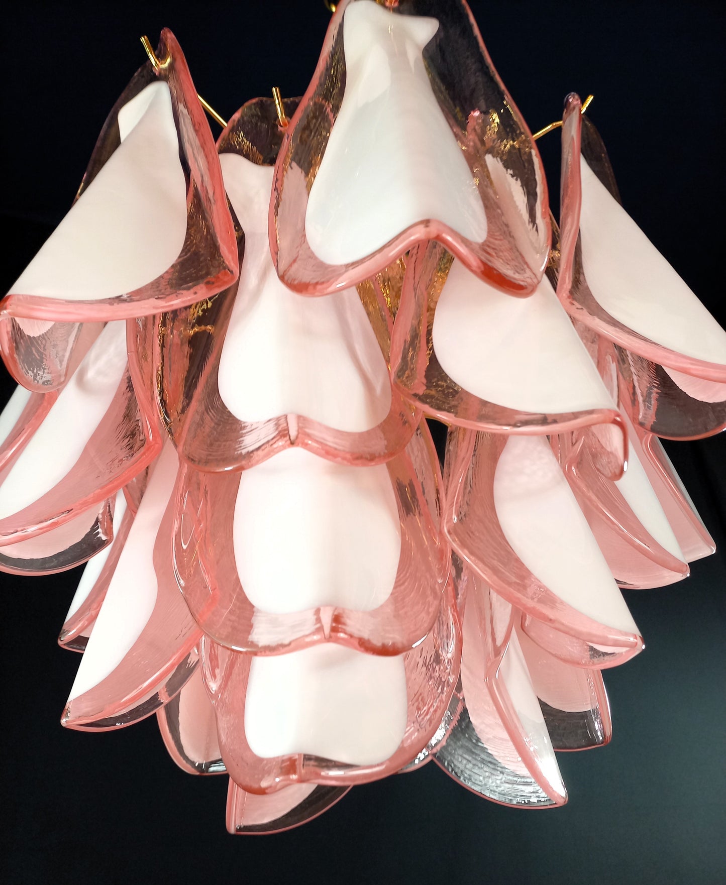 Lampadario di Murano con Vetri rondine di Murano fatti a mano in cristallo rosa e anima bianca. Designed and made in Venice, Italy.