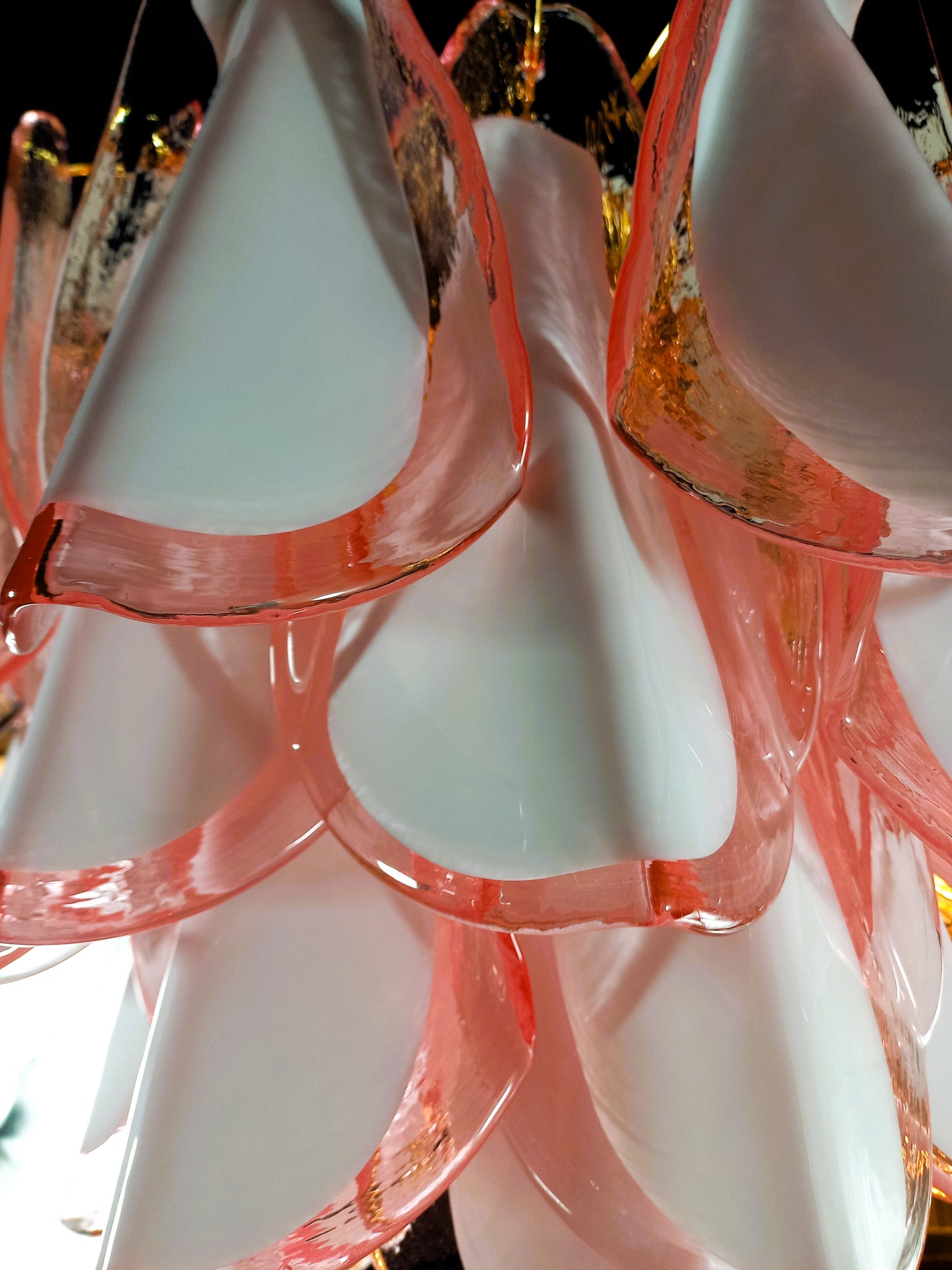 Lampadario di Murano con Vetri rondine di Murano fatti a mano in cristallo rosa e anima bianca. Designed and made in Venice, Italy.