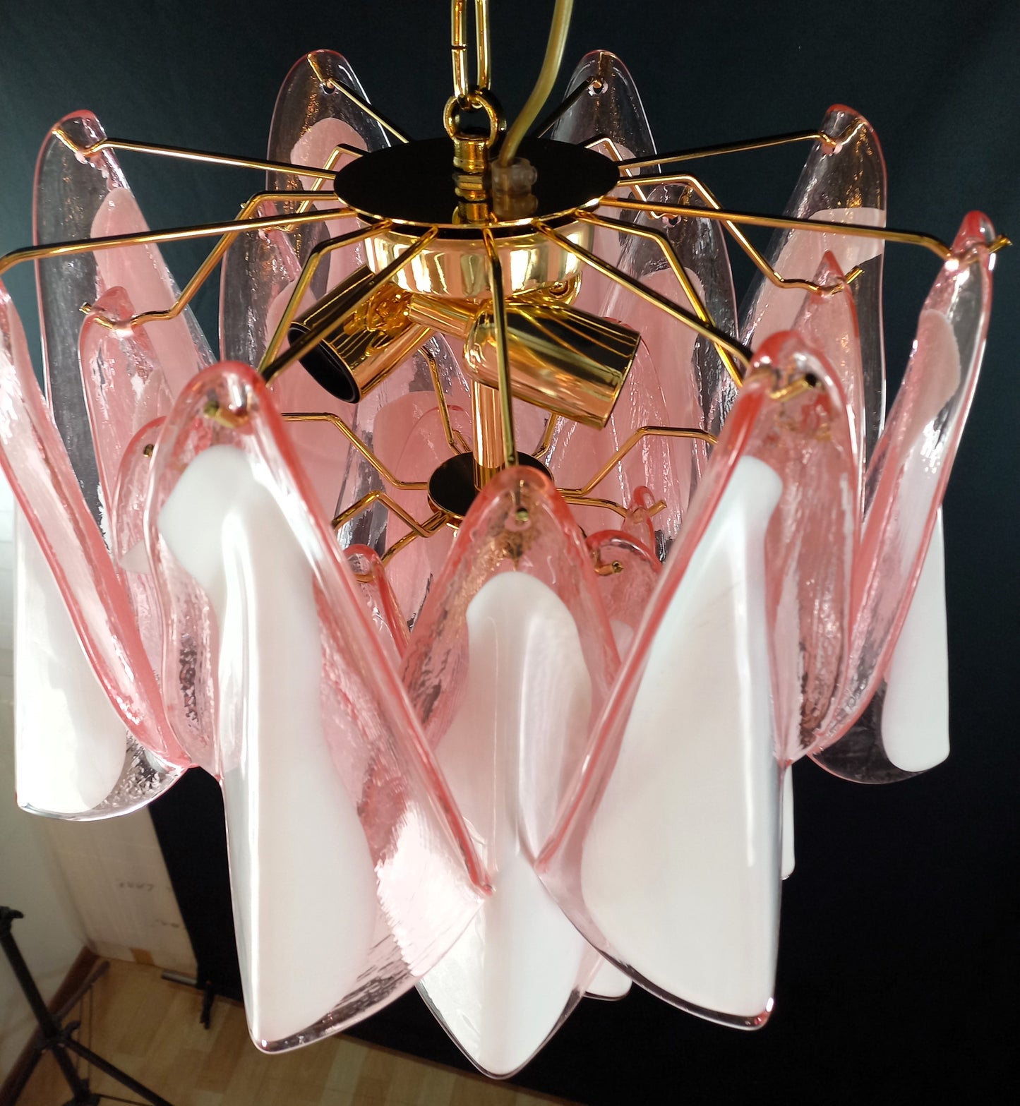Lampadario di Murano con Vetri rondine di Murano fatti a mano in cristallo rosa e anima bianca. Designed and made in Venice, Italy.