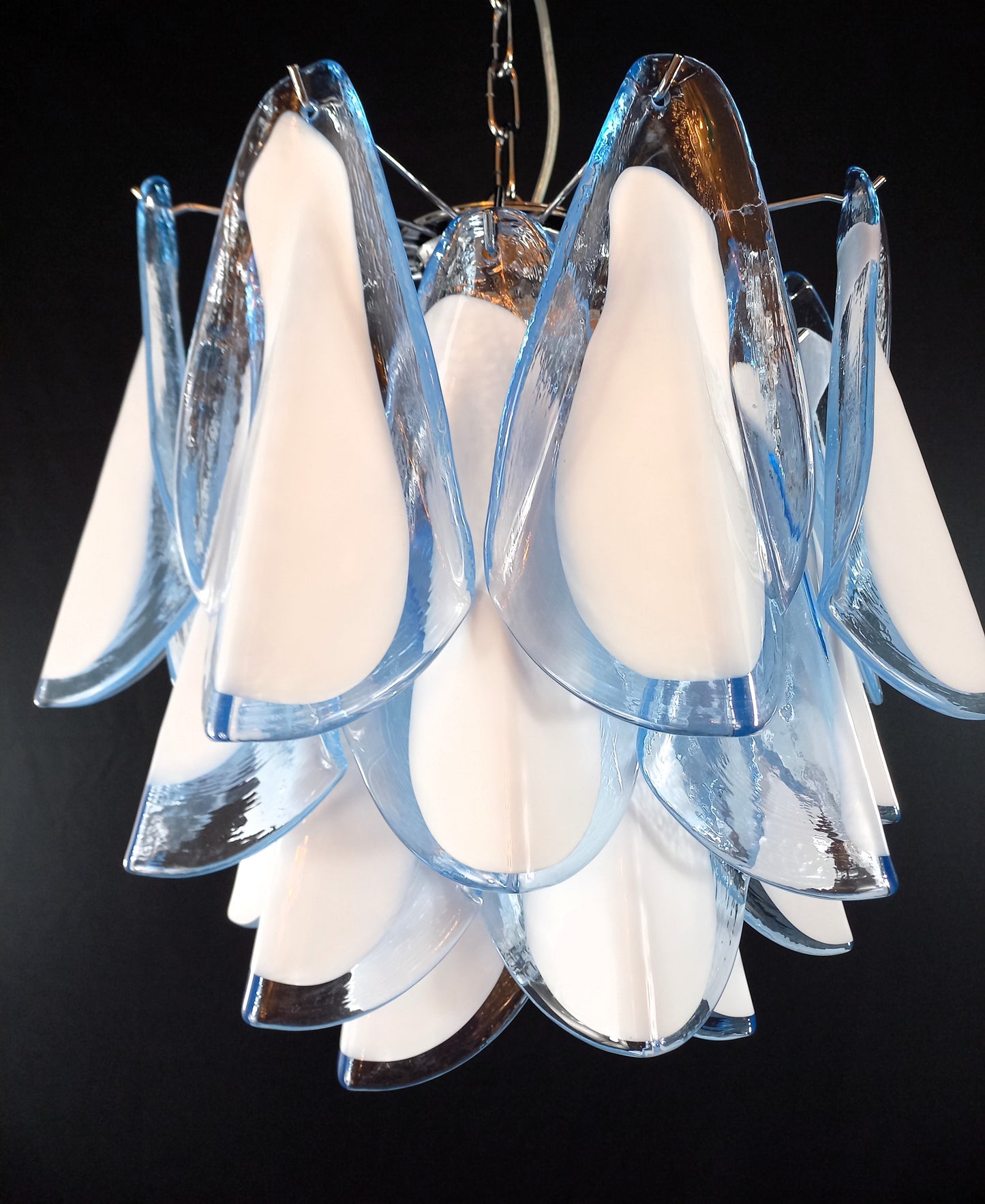 Lampadario di Murano con Vetri rondine di Murano fatti a mano in cristallo azzurro e anima bianca. Designed and made in Venice, Italy.