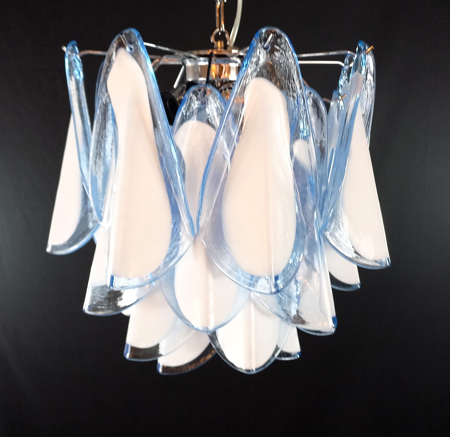 Lampadario di Murano con Vetri rondine di Murano fatti a mano in cristallo azzurro e anima bianca. Designed and made in Venice, Italy.