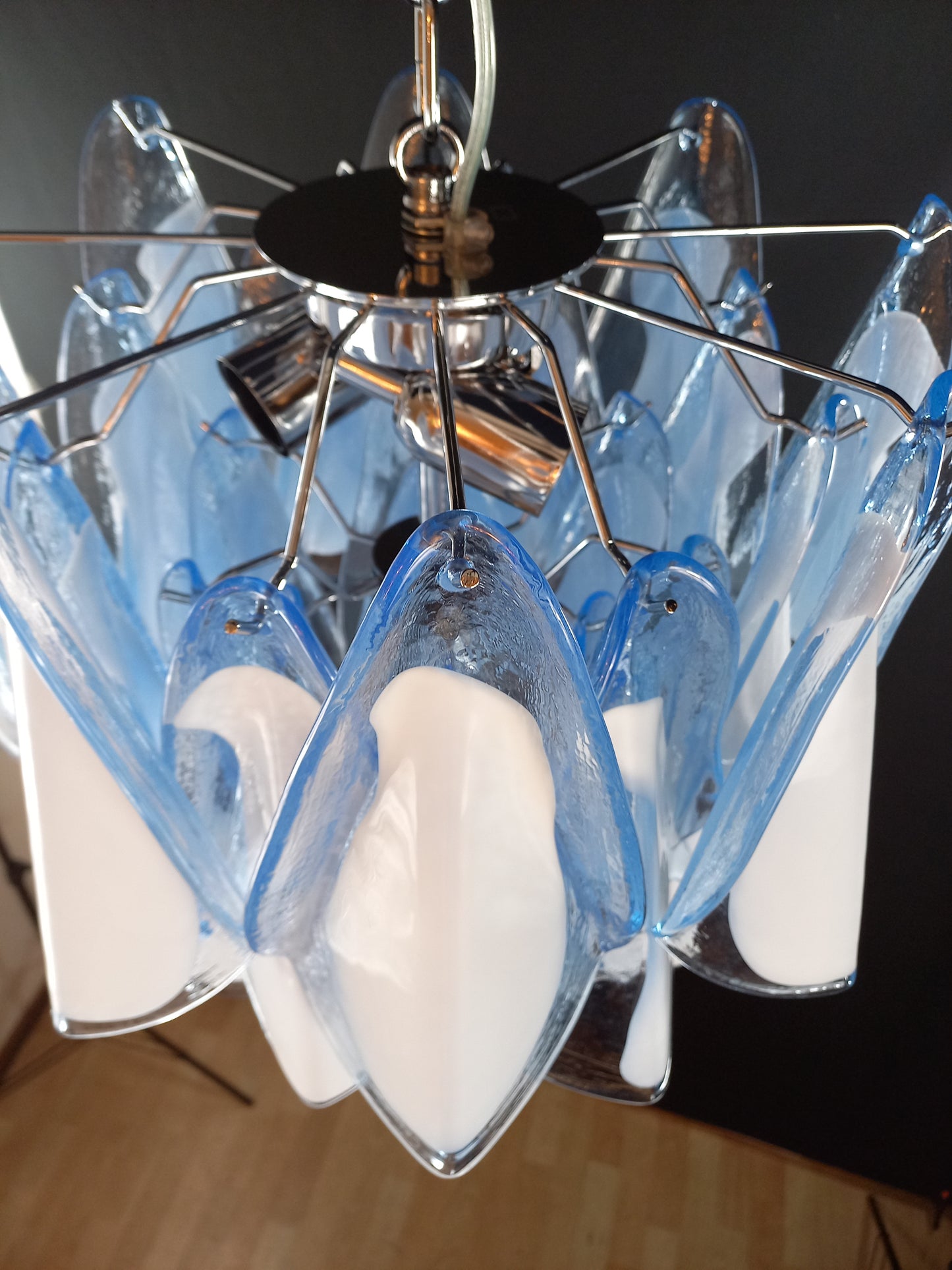 Lampadario di Murano con Vetri rondine di Murano fatti a mano in cristallo azzurro e anima bianca. Designed and made in Venice, Italy.