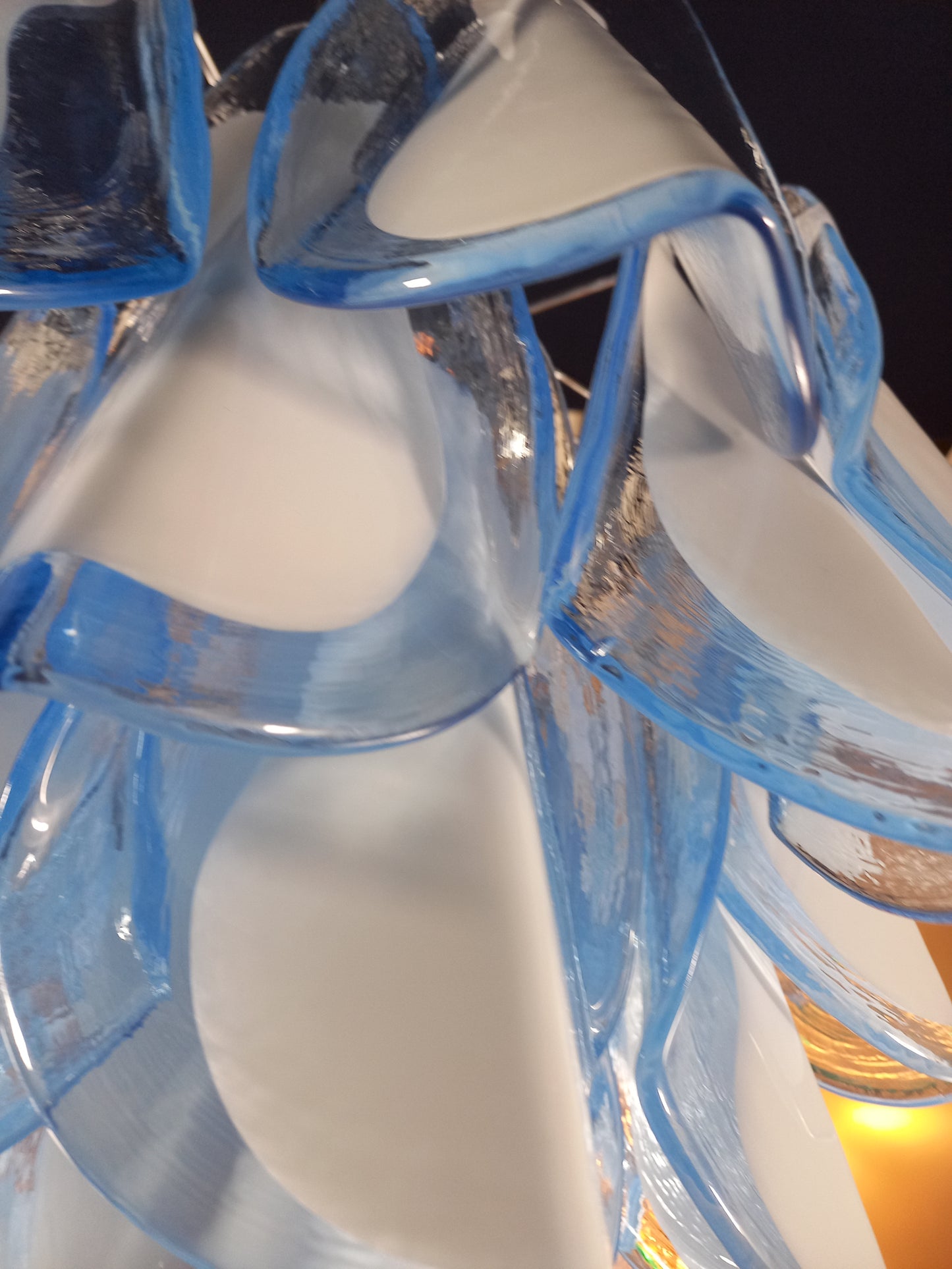 Lampadario di Murano con Vetri rondine di Murano fatti a mano in cristallo azzurro e anima bianca. Designed and made in Venice, Italy.