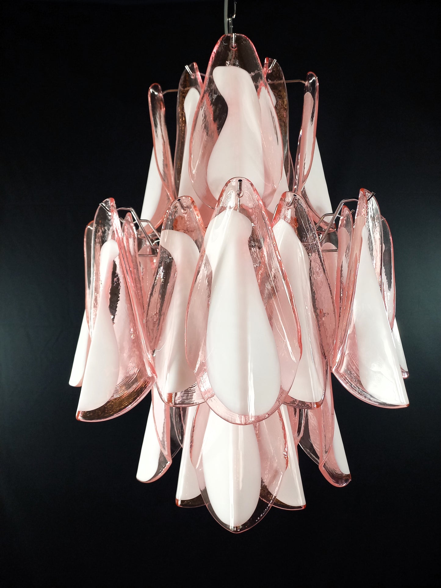 Lampadario di Murano stile Impero. Vetri di Murano fatti a mano in cristallo rosa e anima bianca. Designed and made in Italy.